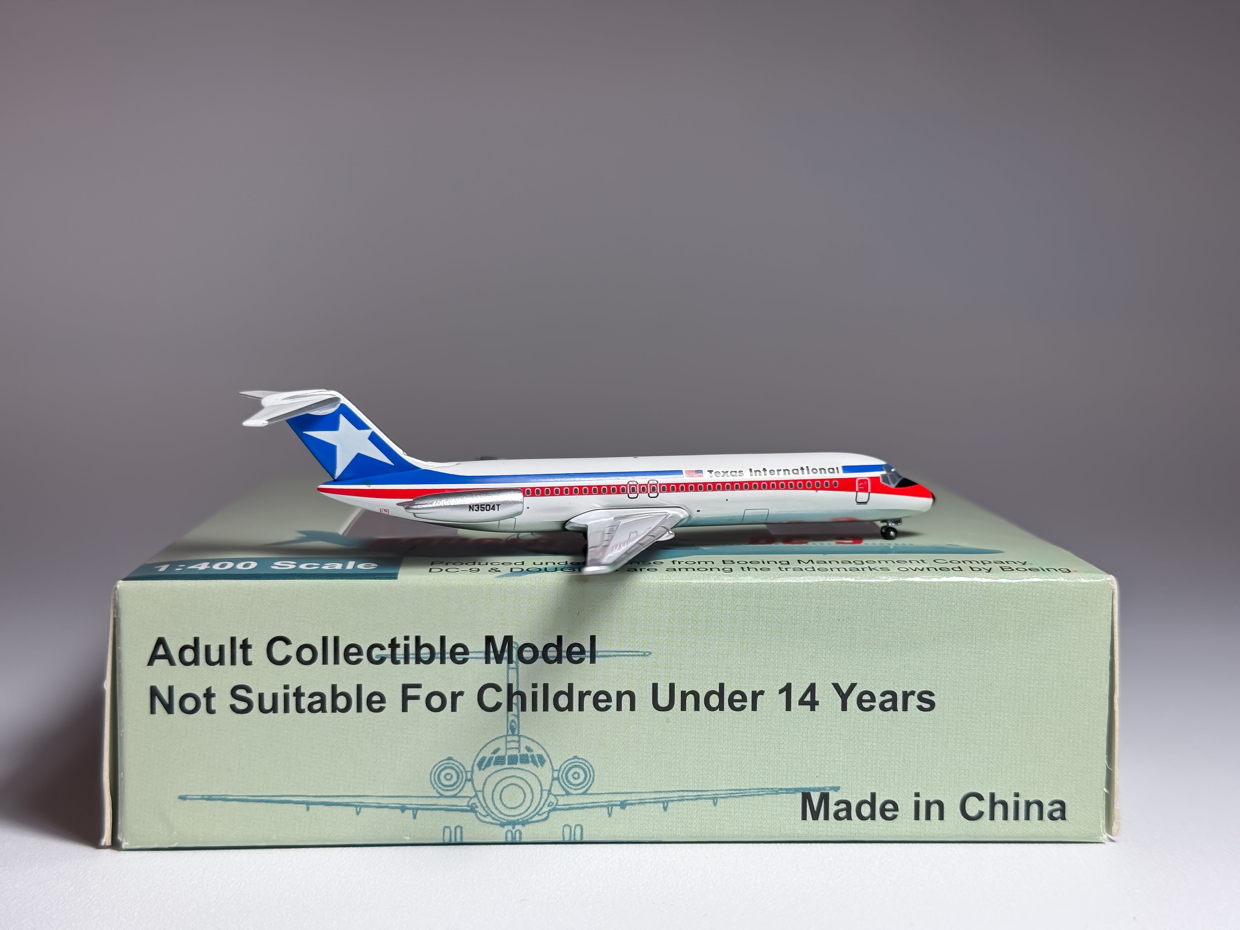 Texas International Douglas DC-9-30 1:400 Aeroclassics N3504T (ACN3504T)