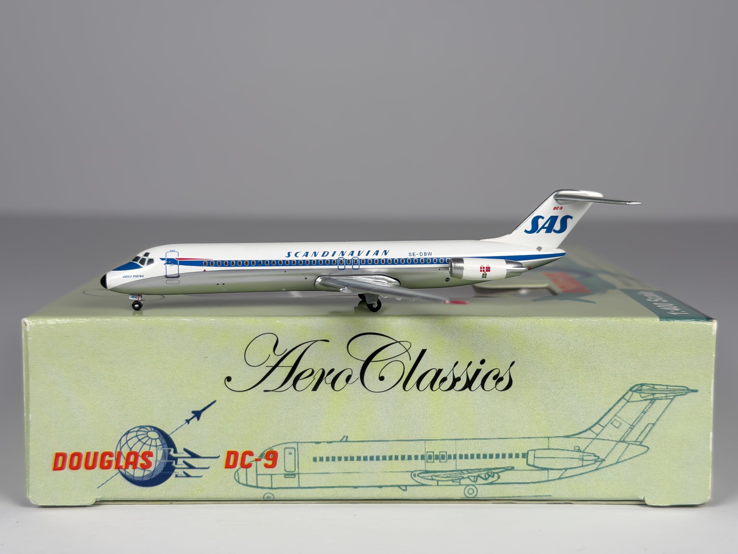 Scandinavian Airlines (SAS) Douglas DC-9-30 1:400 Aeroclassics SE-DBW (ACSAS0308)