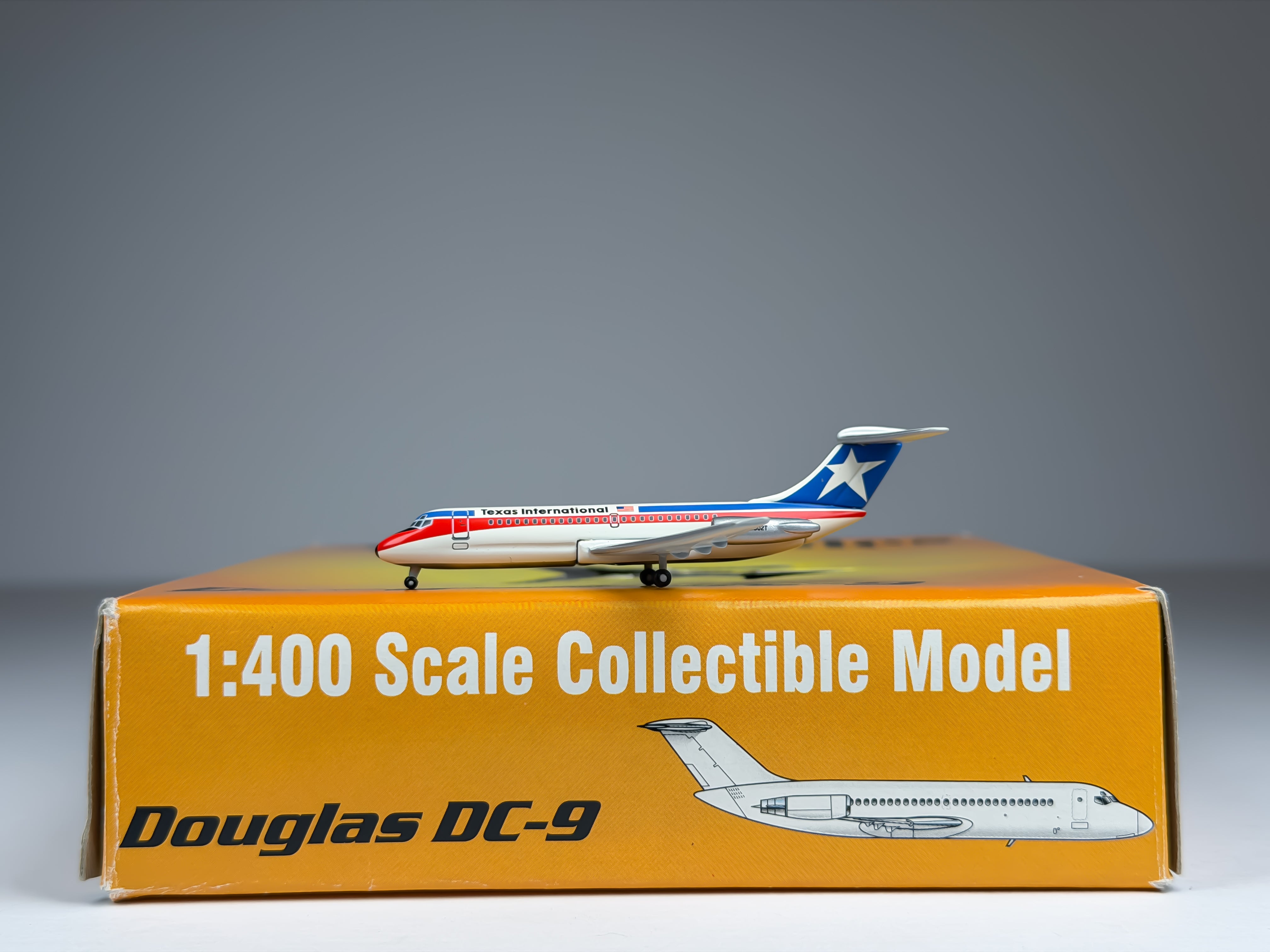 Texas International Douglas DC-9-10 1:400 Aeroclassics N1302T (ACTXI064)