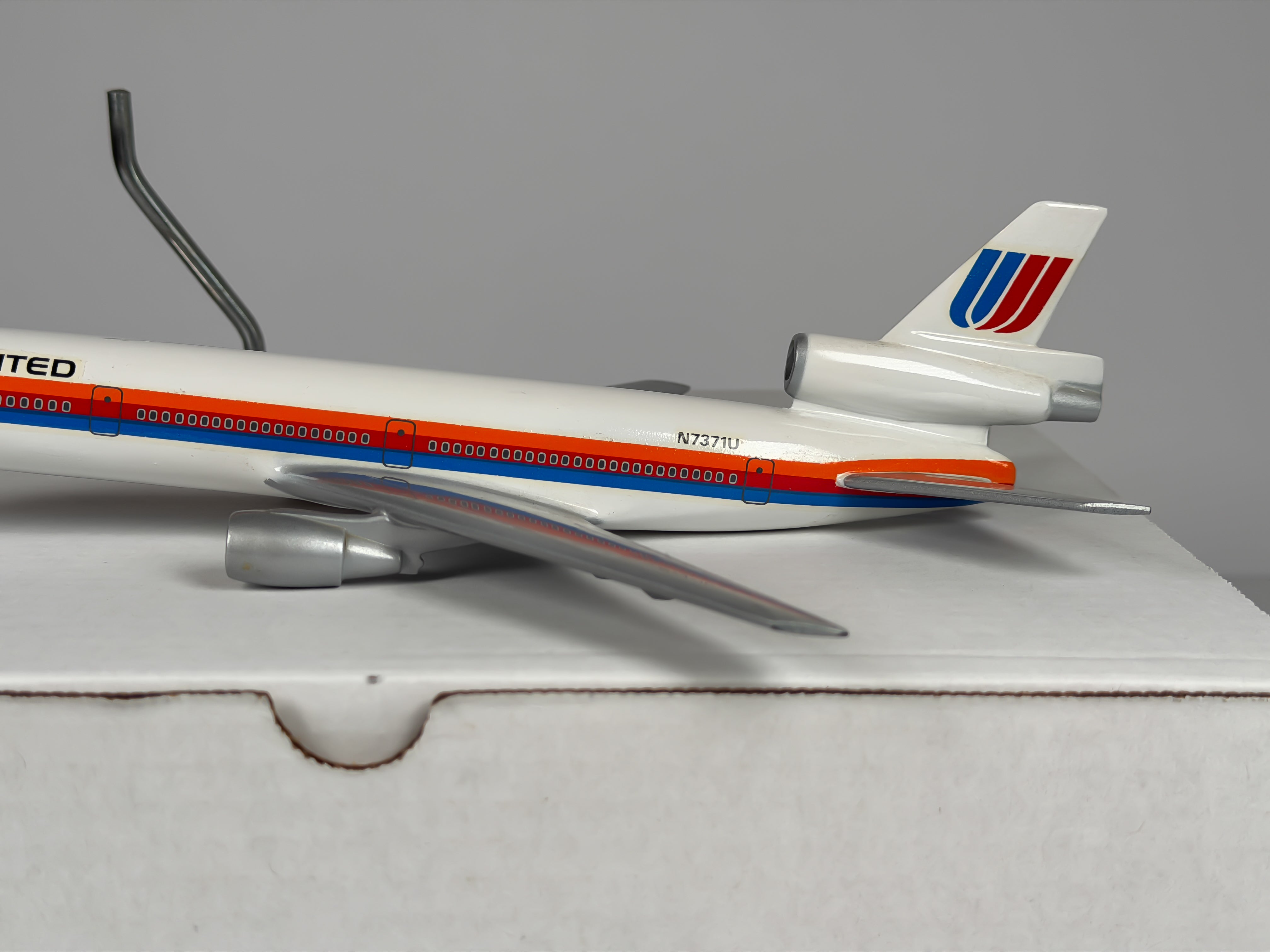 1:200 United Airlines McDonnell Douglas DC-10-30 (N7371U) - Saul Bass | Air Jet Advance