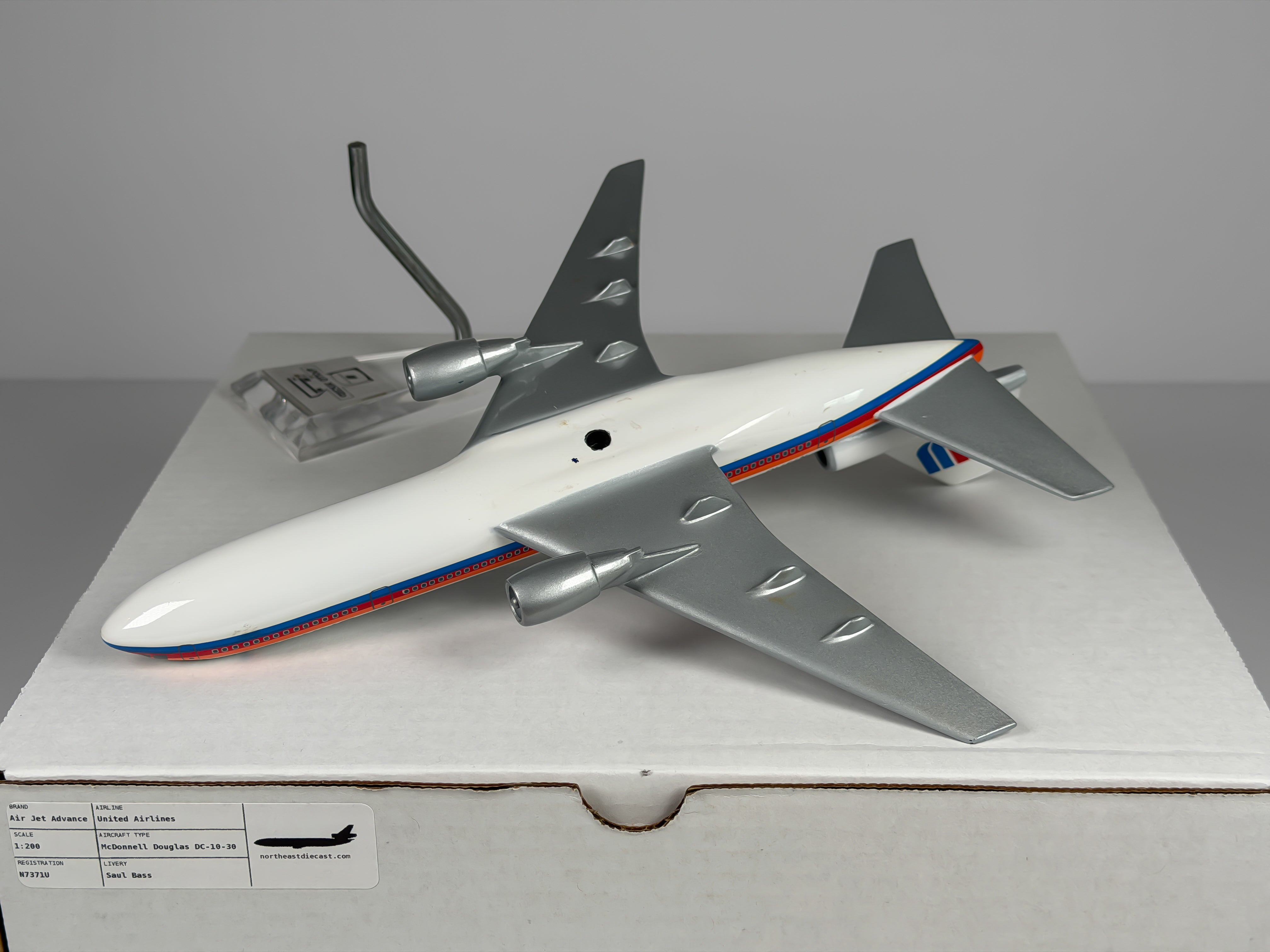 1:200 United Airlines McDonnell Douglas DC-10-30 (N7371U) - Saul Bass | Air Jet Advance