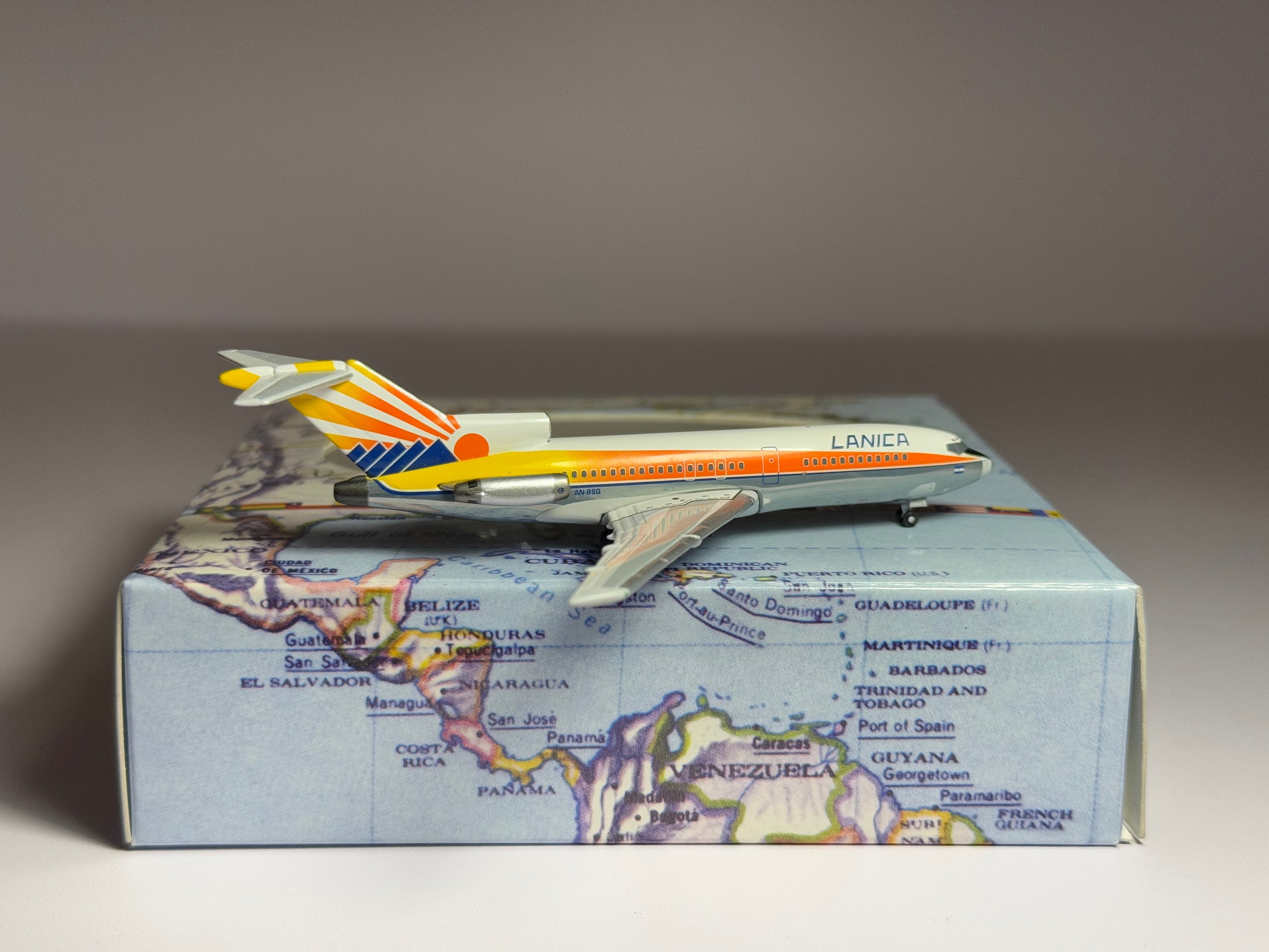 Aeroclassics 1:400 LANICA Boeing 727-100 AN-BSQ ACLAN088