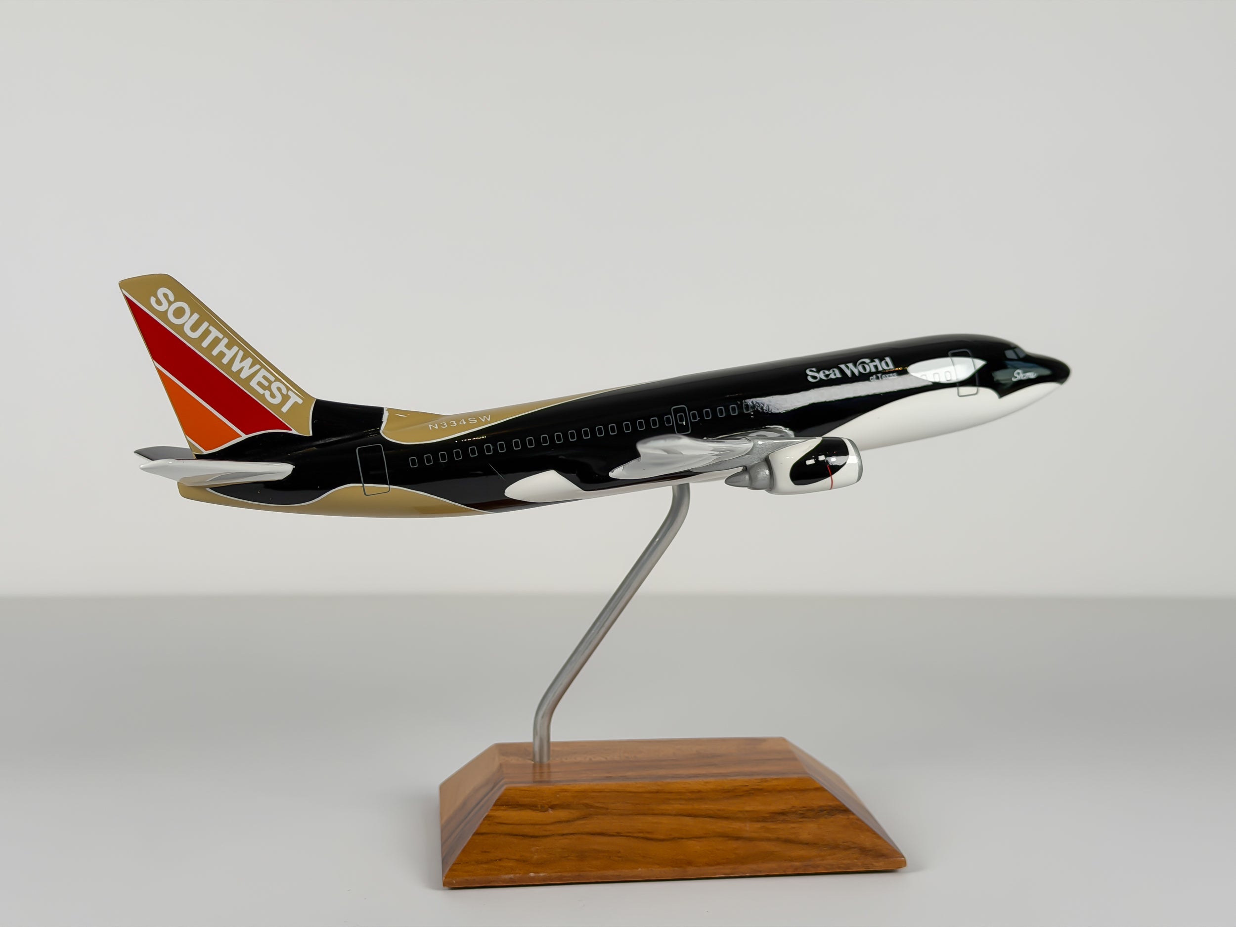 1:150 Southwest Airlines Boeing 737-300 (N334SW) - Shamu Seaworld | Atlantic Models