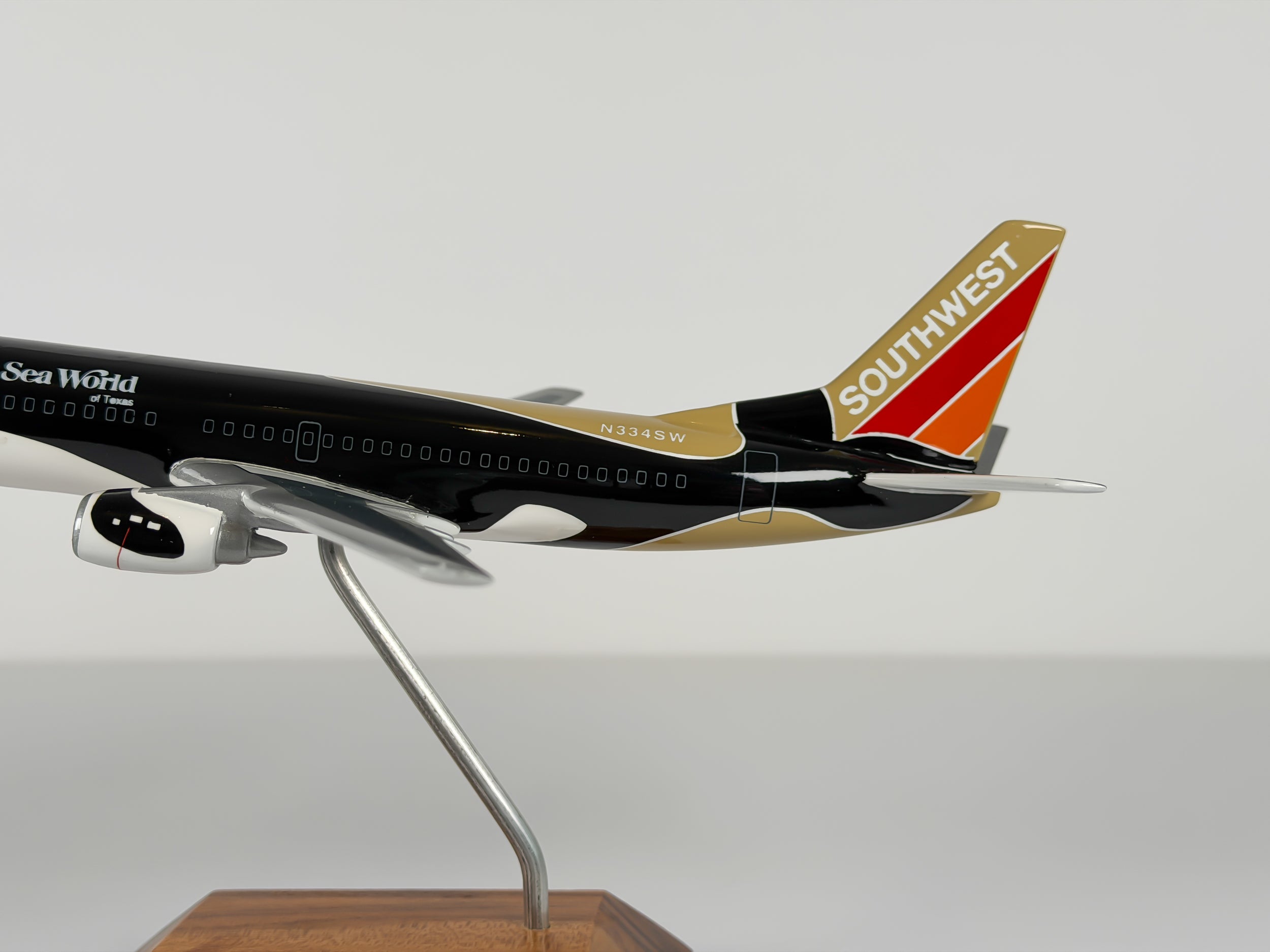 1:150 Southwest Airlines Boeing 737-300 (N334SW) - Shamu Seaworld | Atlantic Models