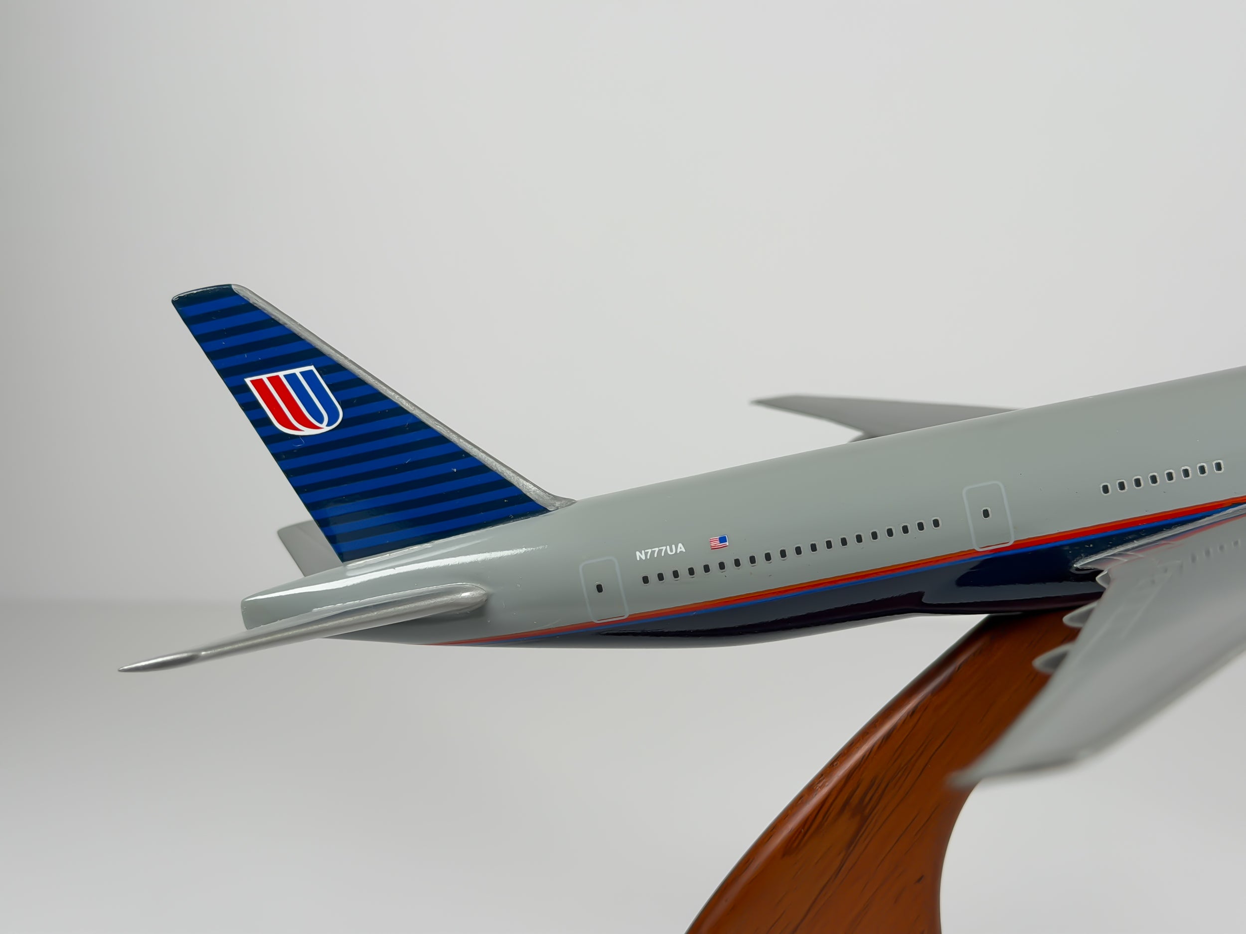 1:200 United Airlines Boeing 777-200 (N777UA) - Battleship Grey | Atlantic Models