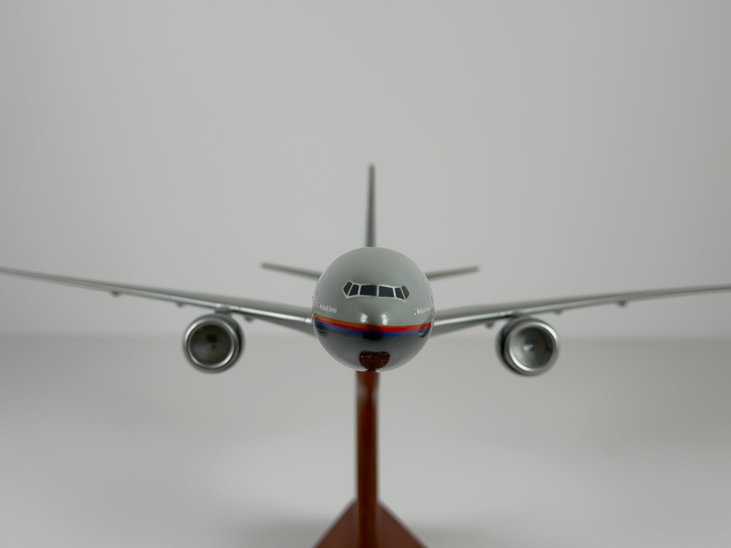 1:200 United Airlines Boeing 777-200 (N777UA) - Battleship Grey | Atlantic Models