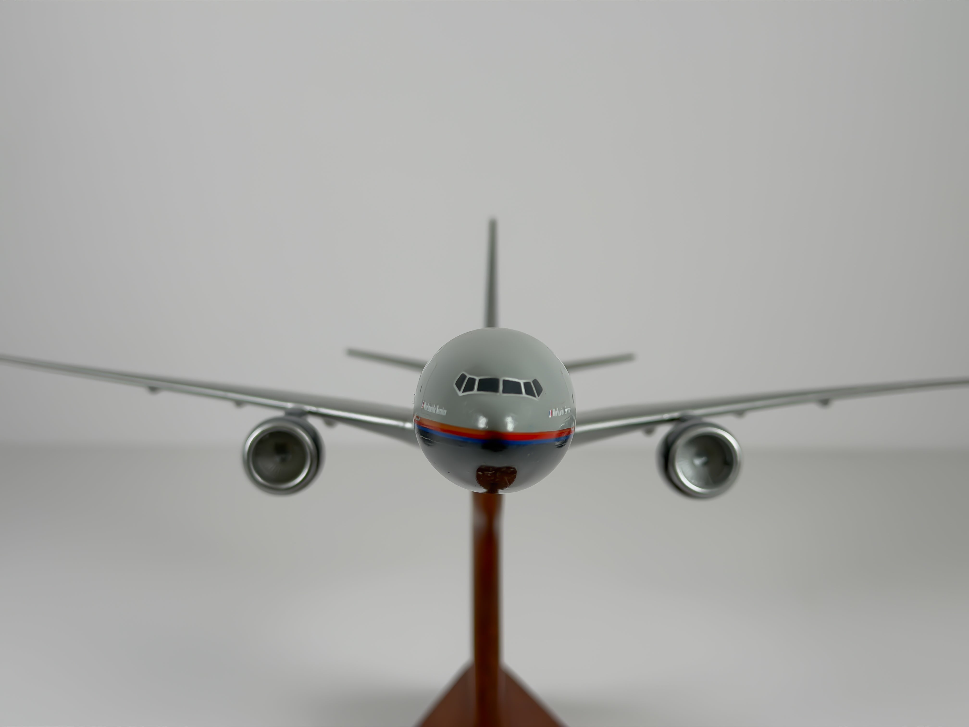 1:200 United Airlines Boeing 777-200 (N777UA) - Battleship Grey | Atlantic Models