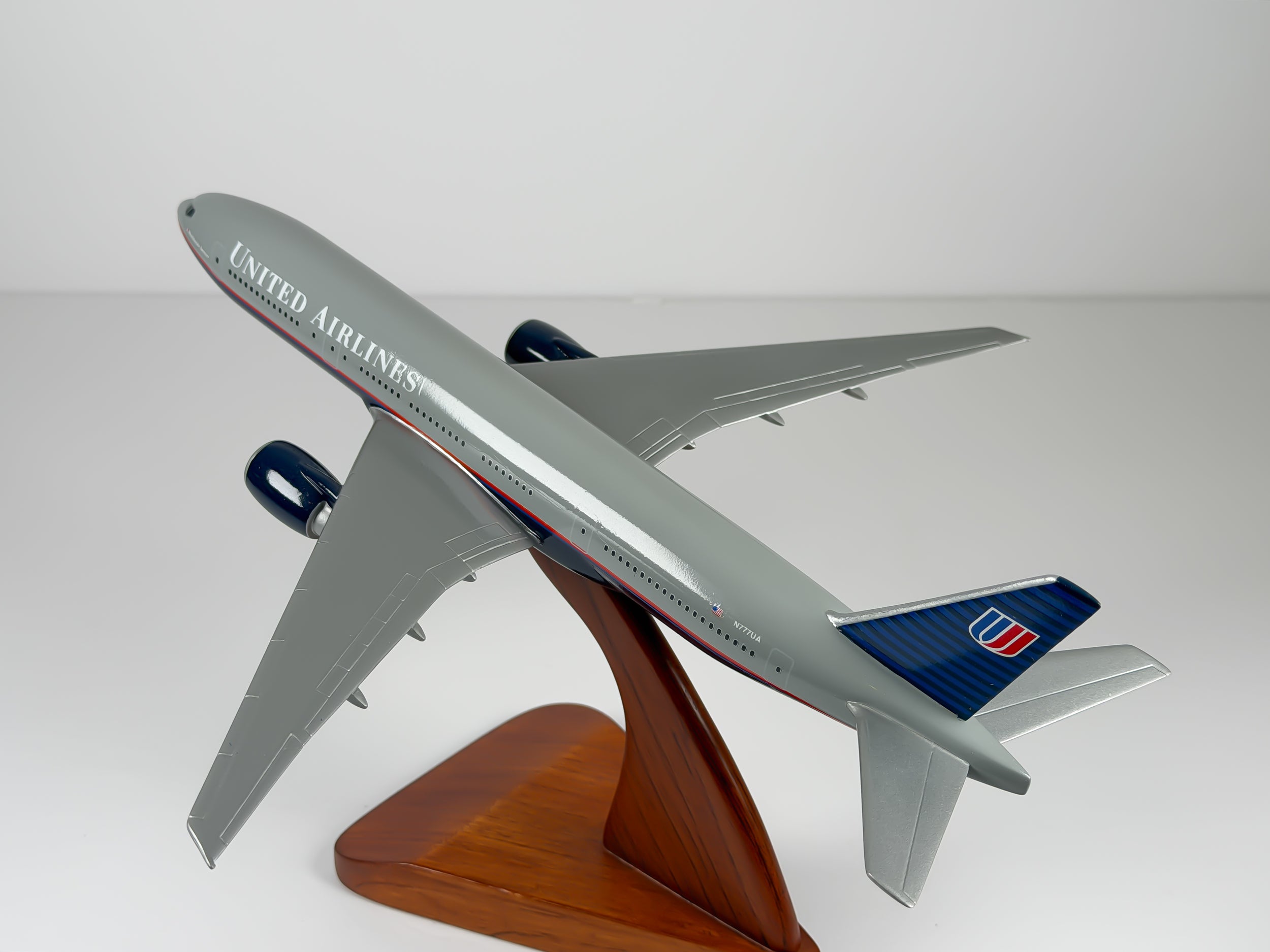 1:200 United Airlines Boeing 777-200 (N777UA) - Battleship Grey | Atlantic Models