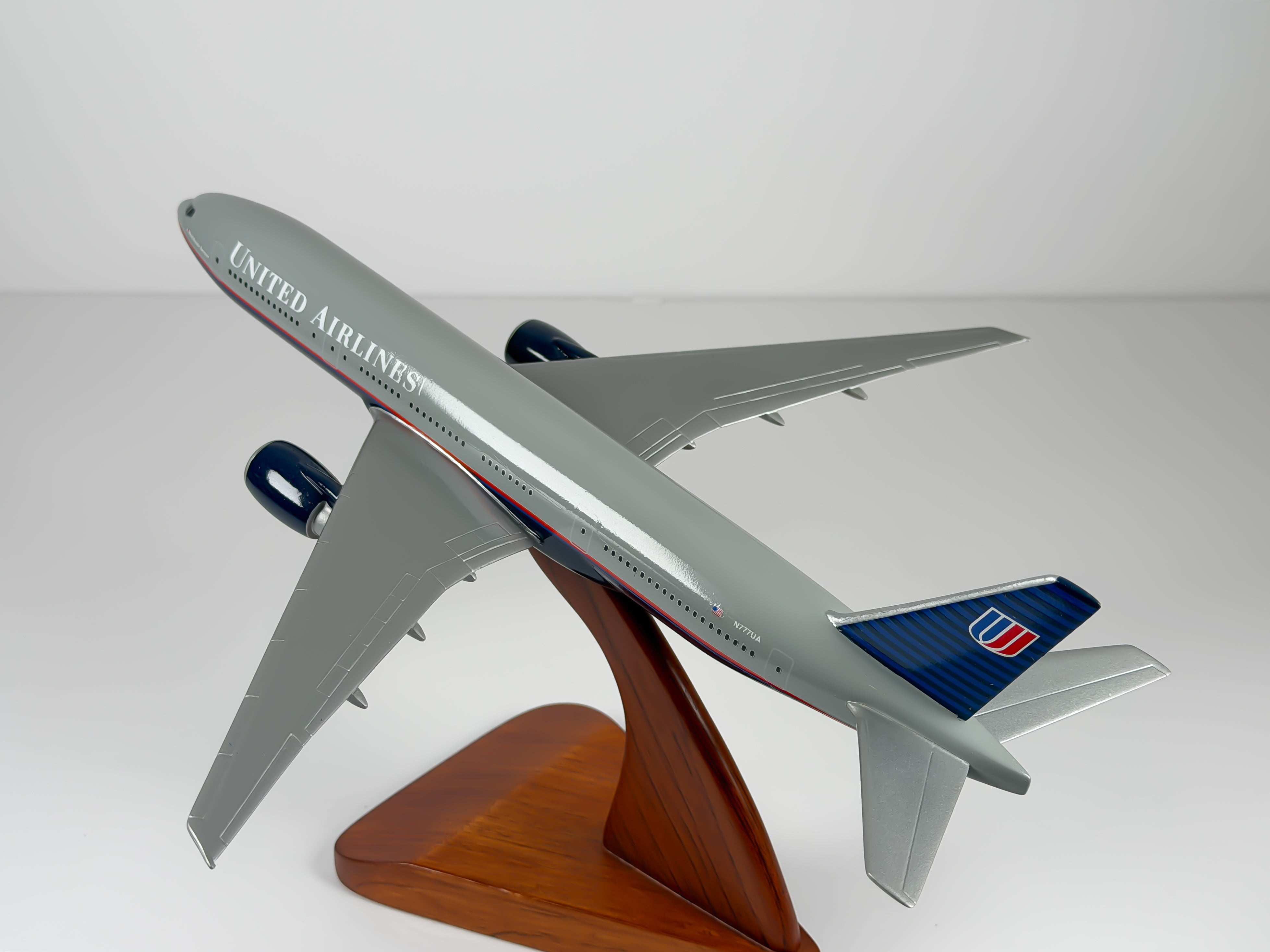 1:200 United Airlines Boeing 777-200 (N777UA) - Battleship Grey | Atlantic Models