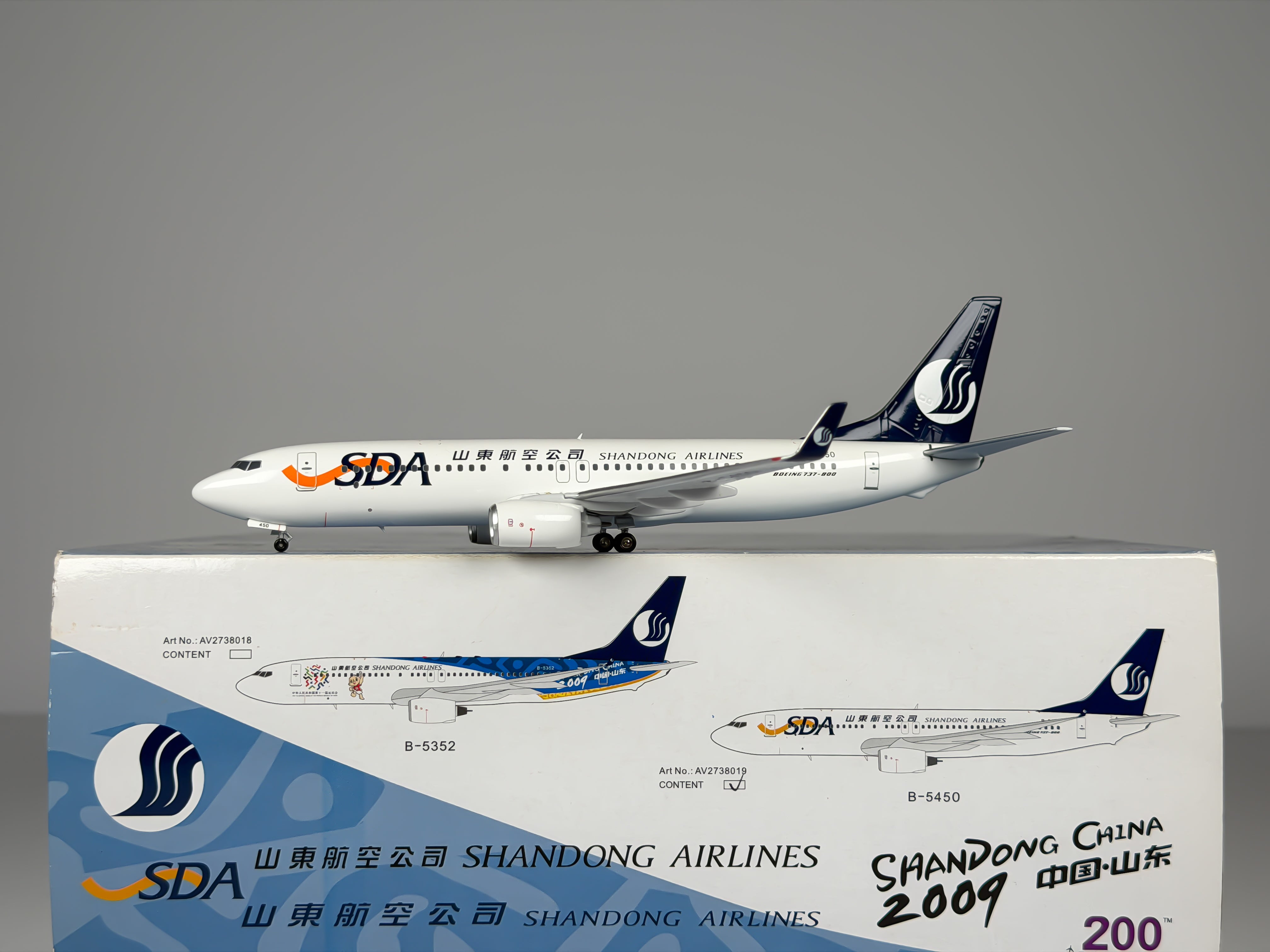 Shandong Airlines Boeing 737-800 1:200 Aviation200 B-5450 (AV2738019)