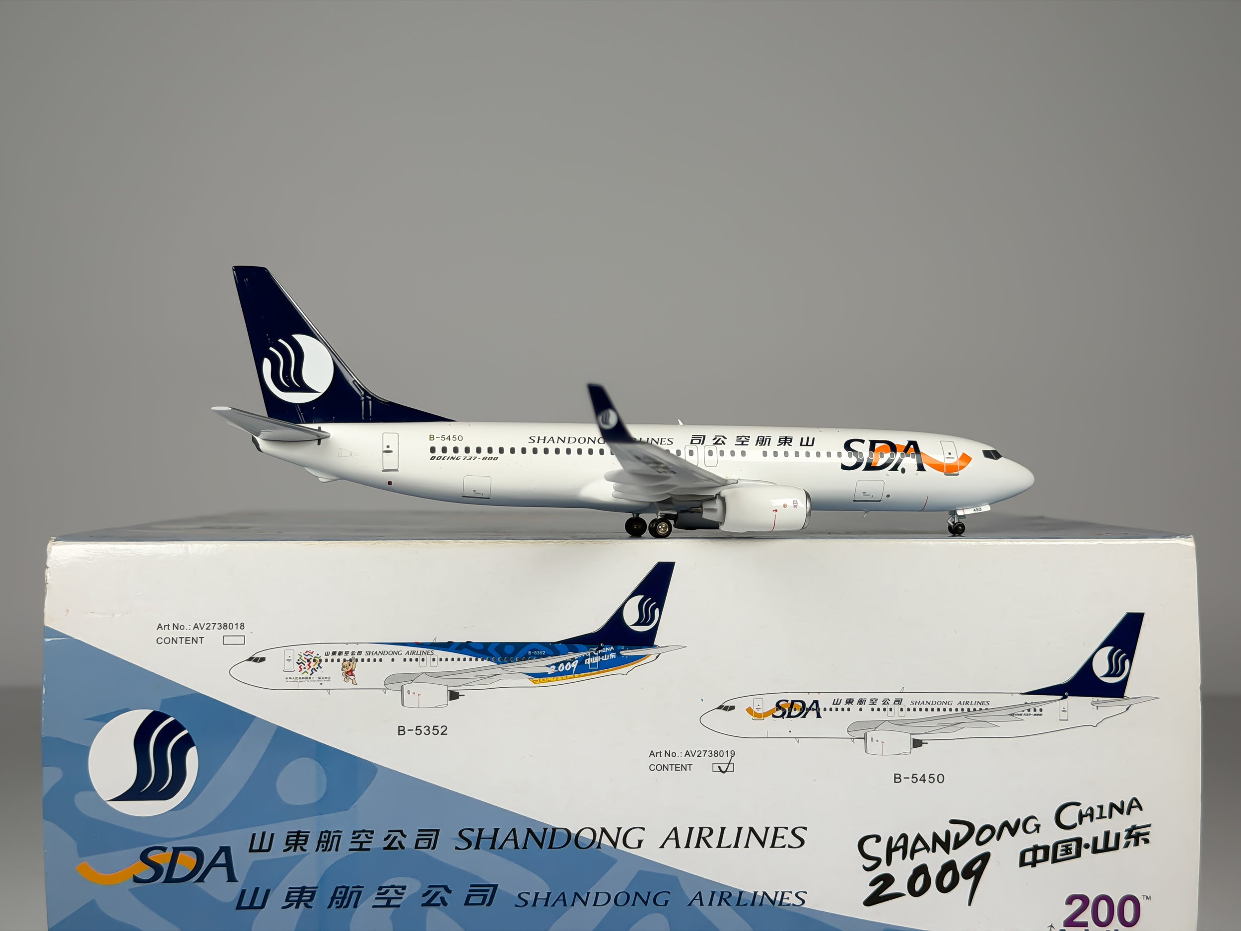 Shandong Airlines Boeing 737-800 1:200 Aviation200 B-5450 (AV2738019)