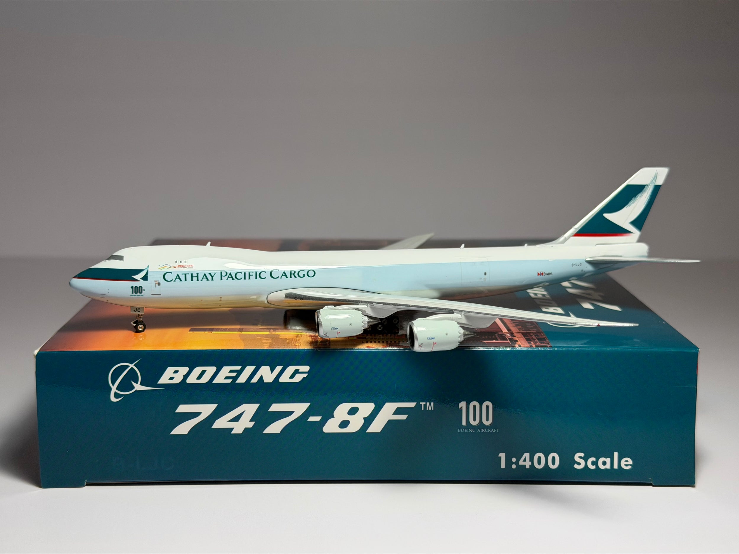 Phoenix Model 1:400 Cathay Pacific Cargo Boeing 747-8F B-LJC 100th Aircraft PH4CPAXXX