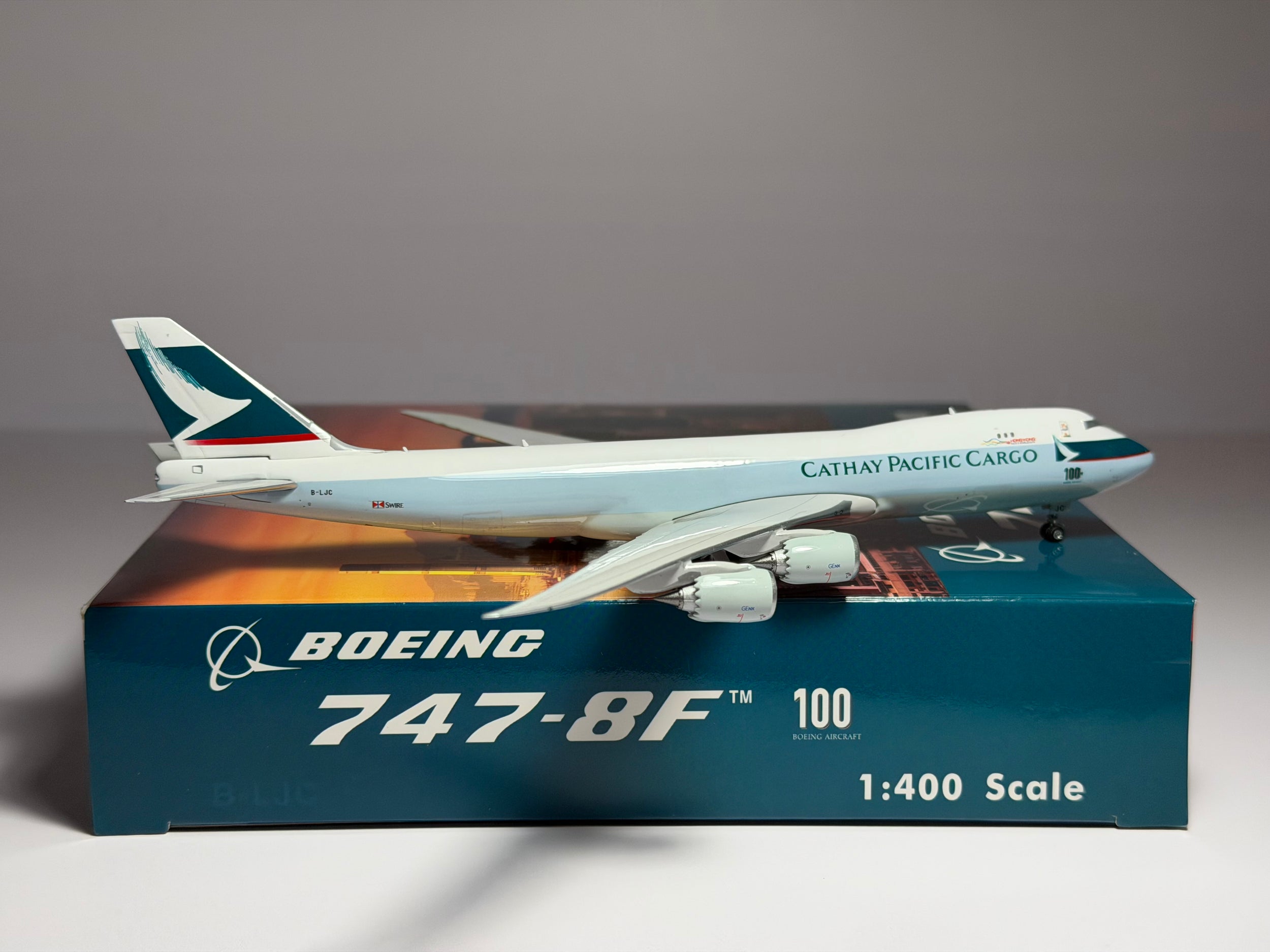 Phoenix Model 1:400 Cathay Pacific Cargo Boeing 747-8F B-LJC 100th Aircraft PH4CPAXXX