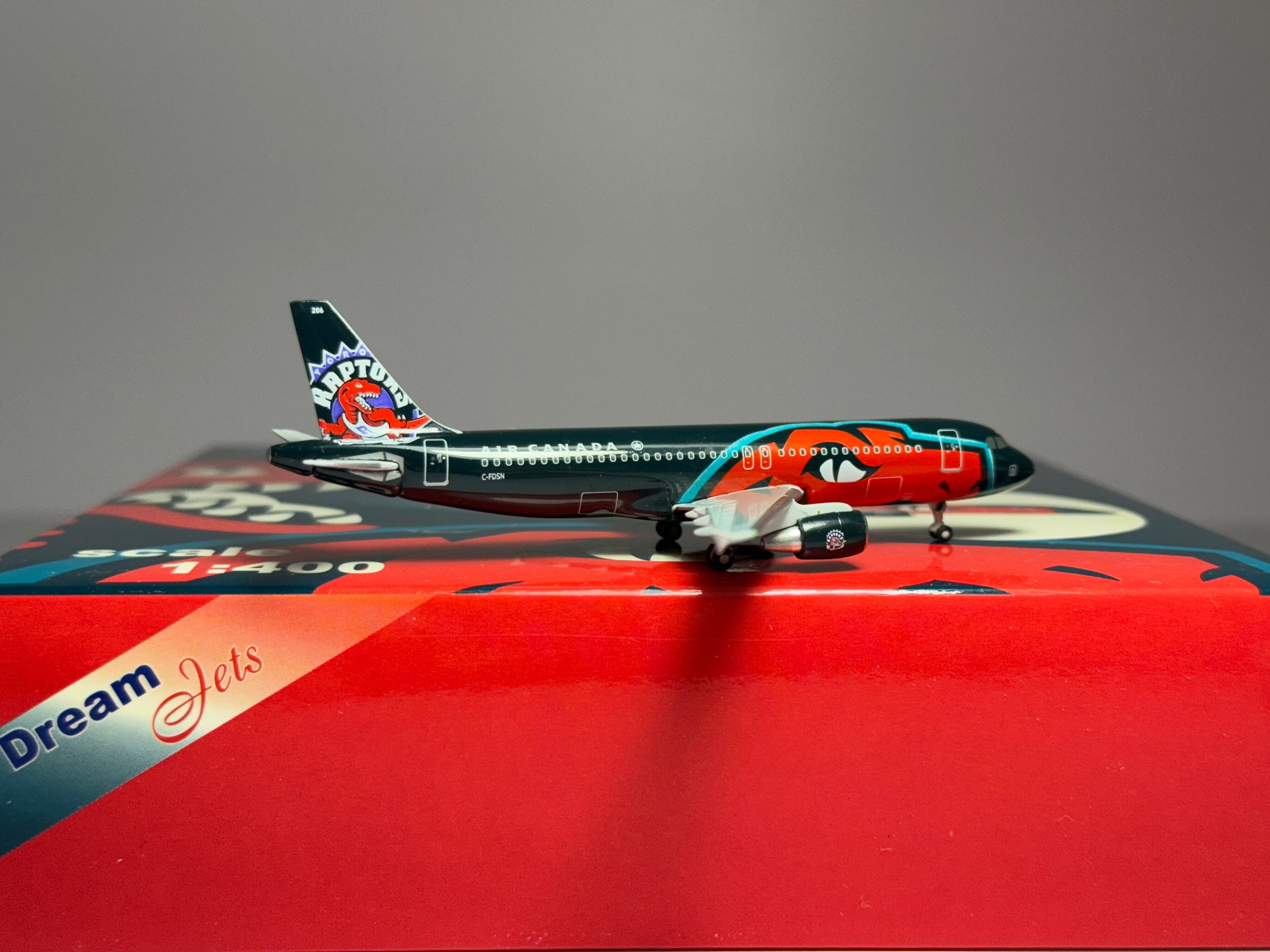 Phoenix Models 1:400 Air Canada Airbus A320 C-FDSN Toronto Raptors DJAC00049