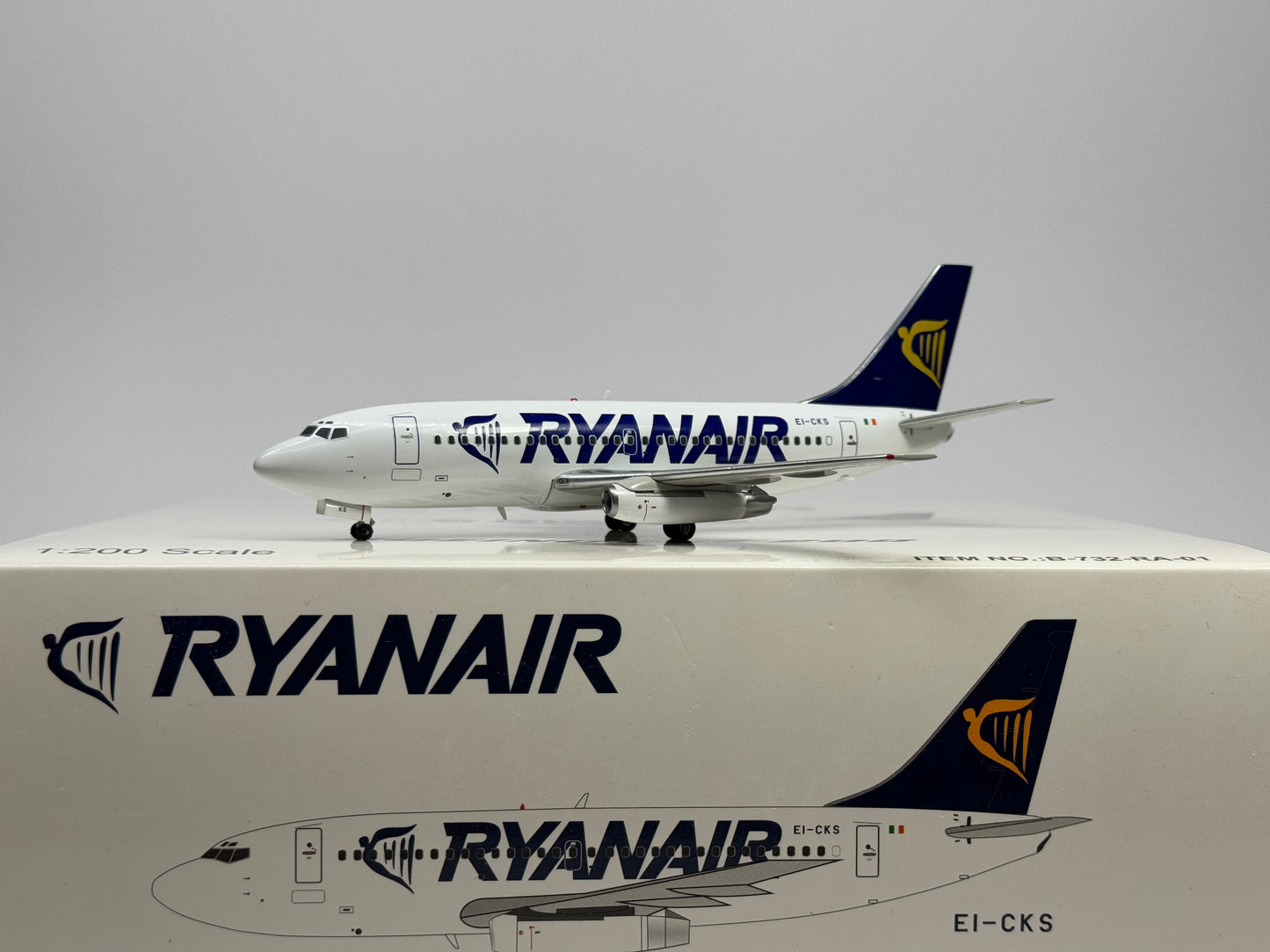 Inflight200 Ryanair Boeing 737-200 EI-CKS 1990's colors B-732-RA-01