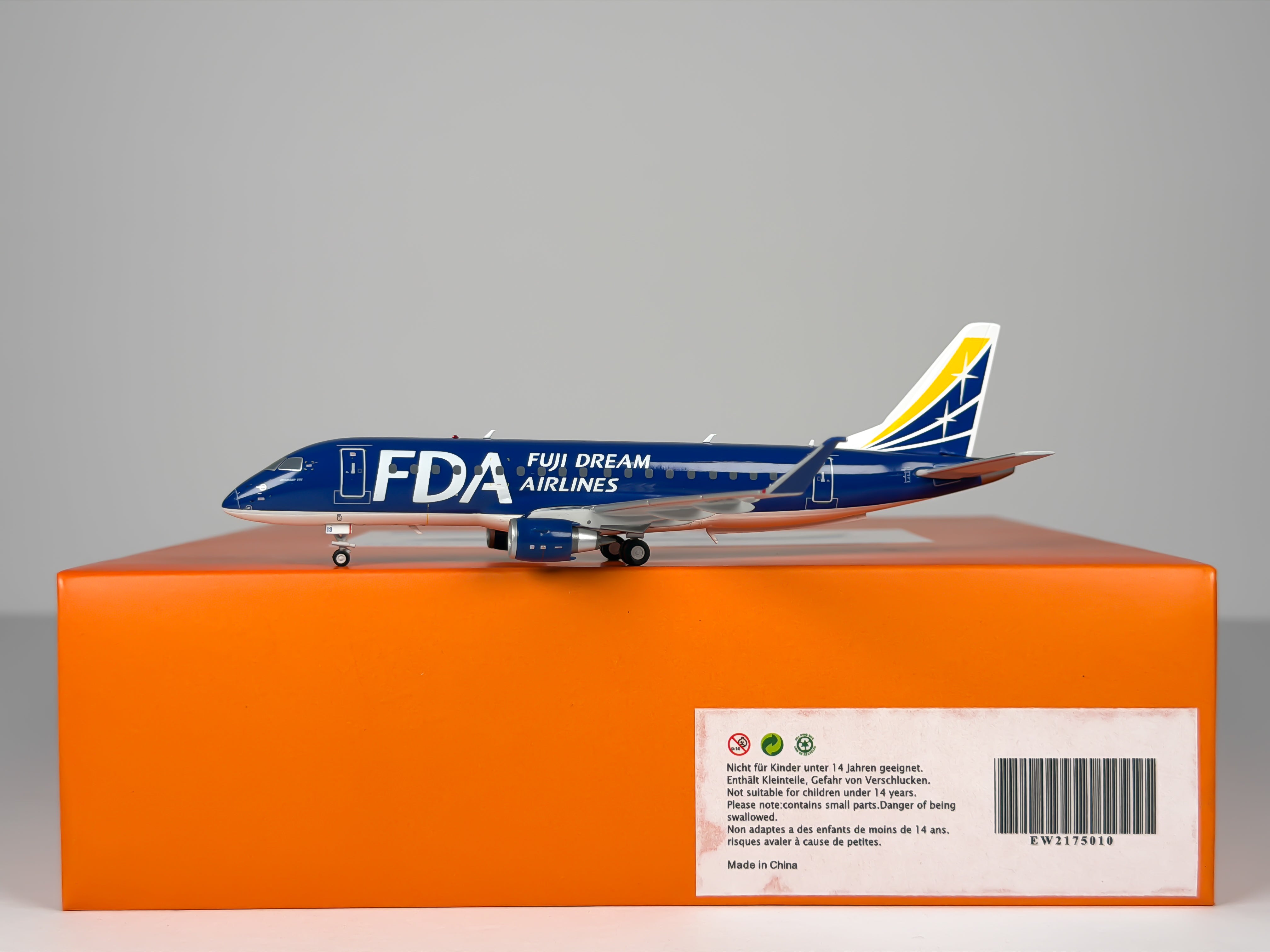 Fuji Dream Airlines Embraer E175 1:200 JC Wings JA13FJ (EW2175010)