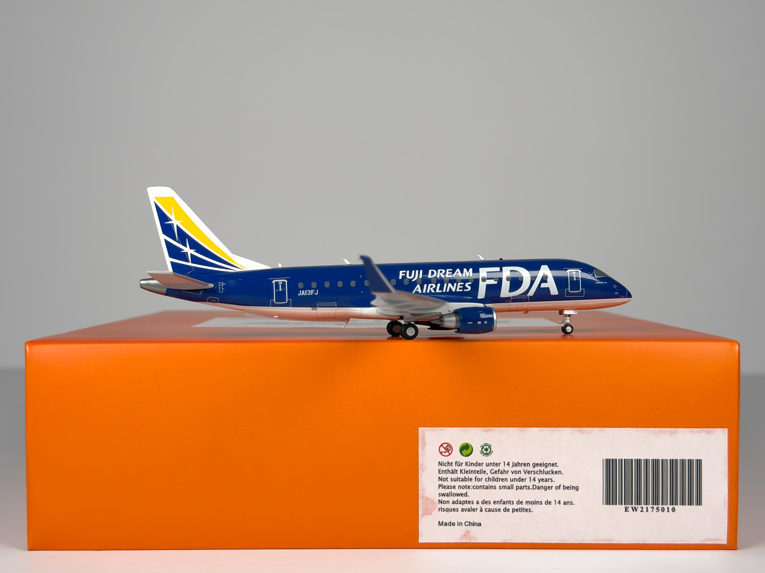 Fuji Dream Airlines Embraer E175 1:200 JC Wings JA13FJ (EW2175010)