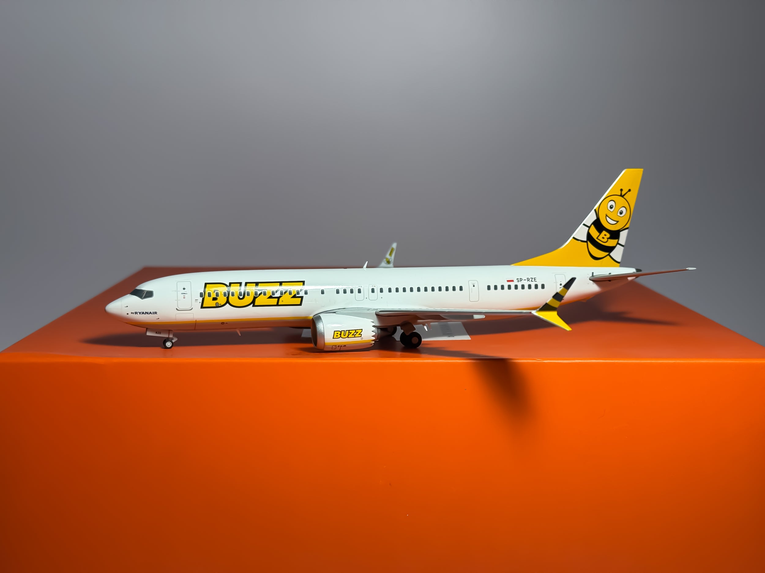 Buzz Boeing 737 MAX 8 1:200 JC Wings SP-RZE (EW238M004)