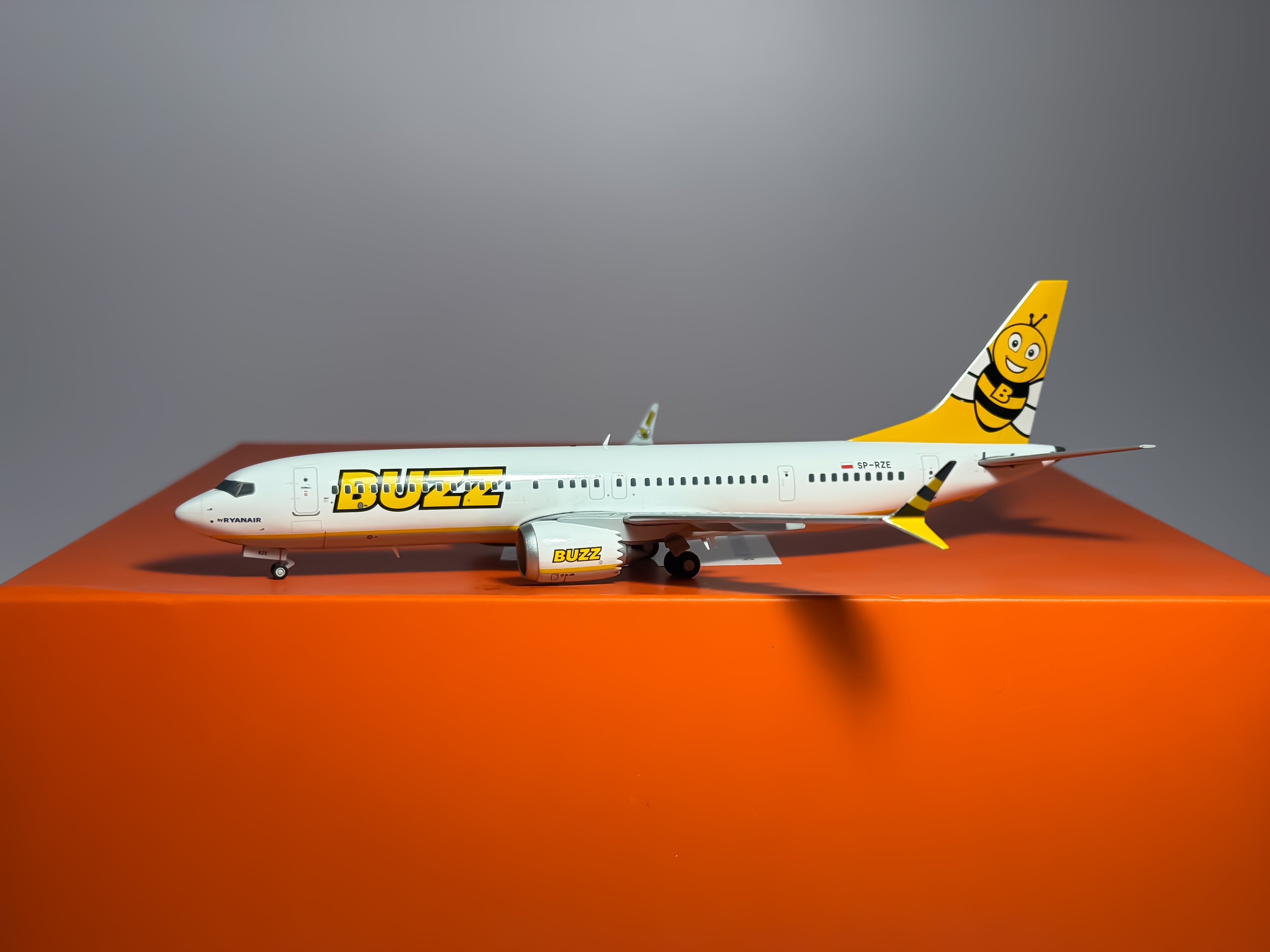 Buzz Boeing 737 MAX 8 1:200 JC Wings SP-RZE (EW238M004)