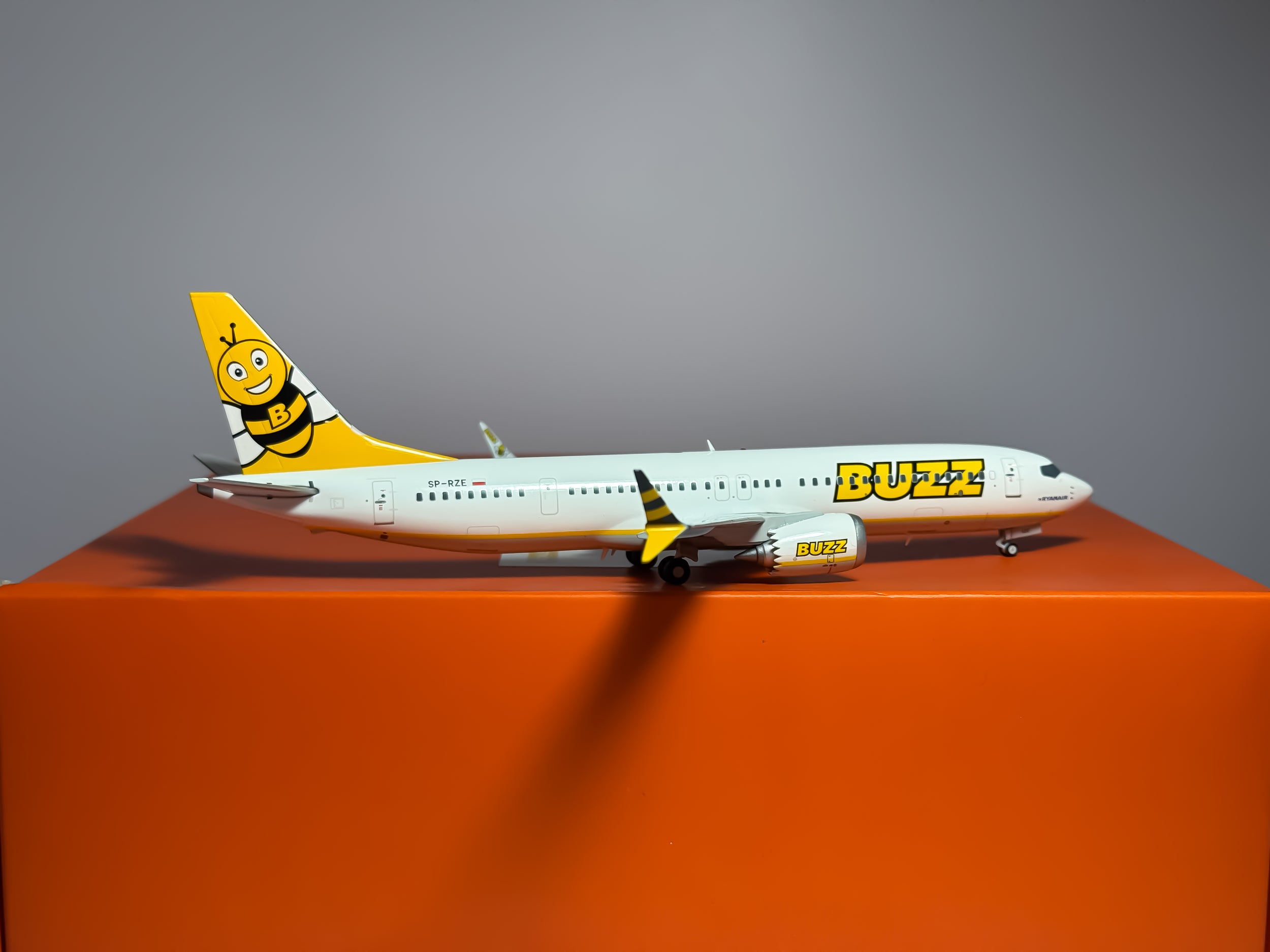Buzz Boeing 737 MAX 8 1:200 JC Wings SP-RZE (EW238M004)