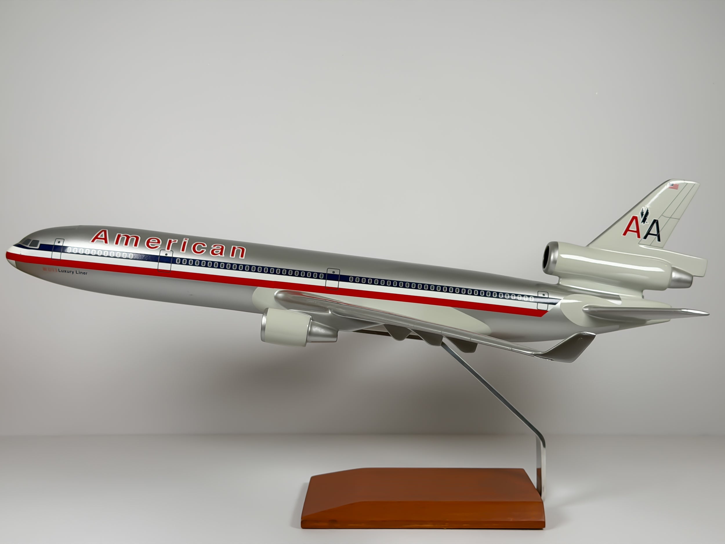 1:100 American Airlines McDonnell Douglas MD-11 - Eagle - Bare Metal | Executive Model