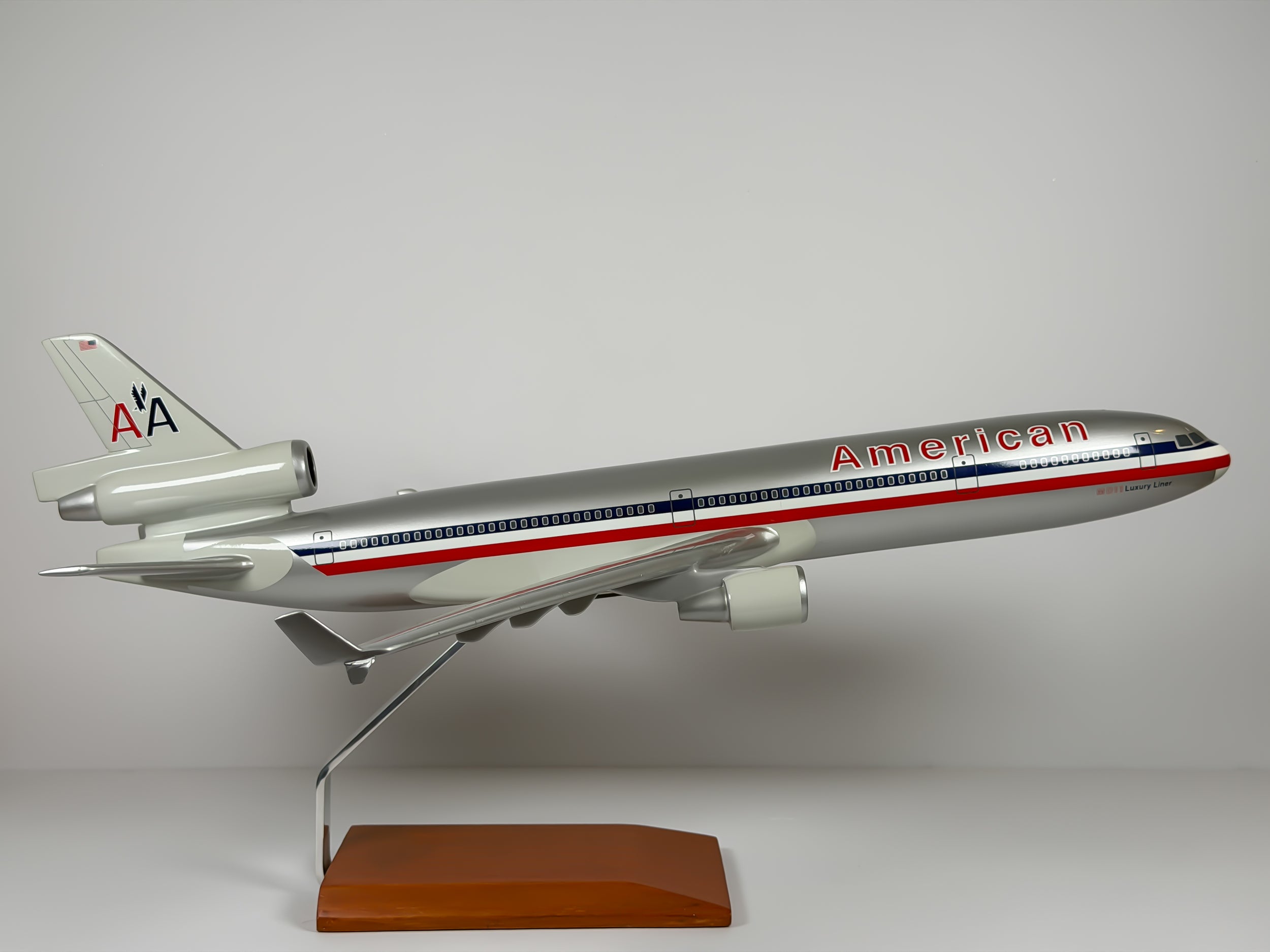 1:100 American Airlines McDonnell Douglas MD-11 - Eagle - Bare Metal | Executive Model