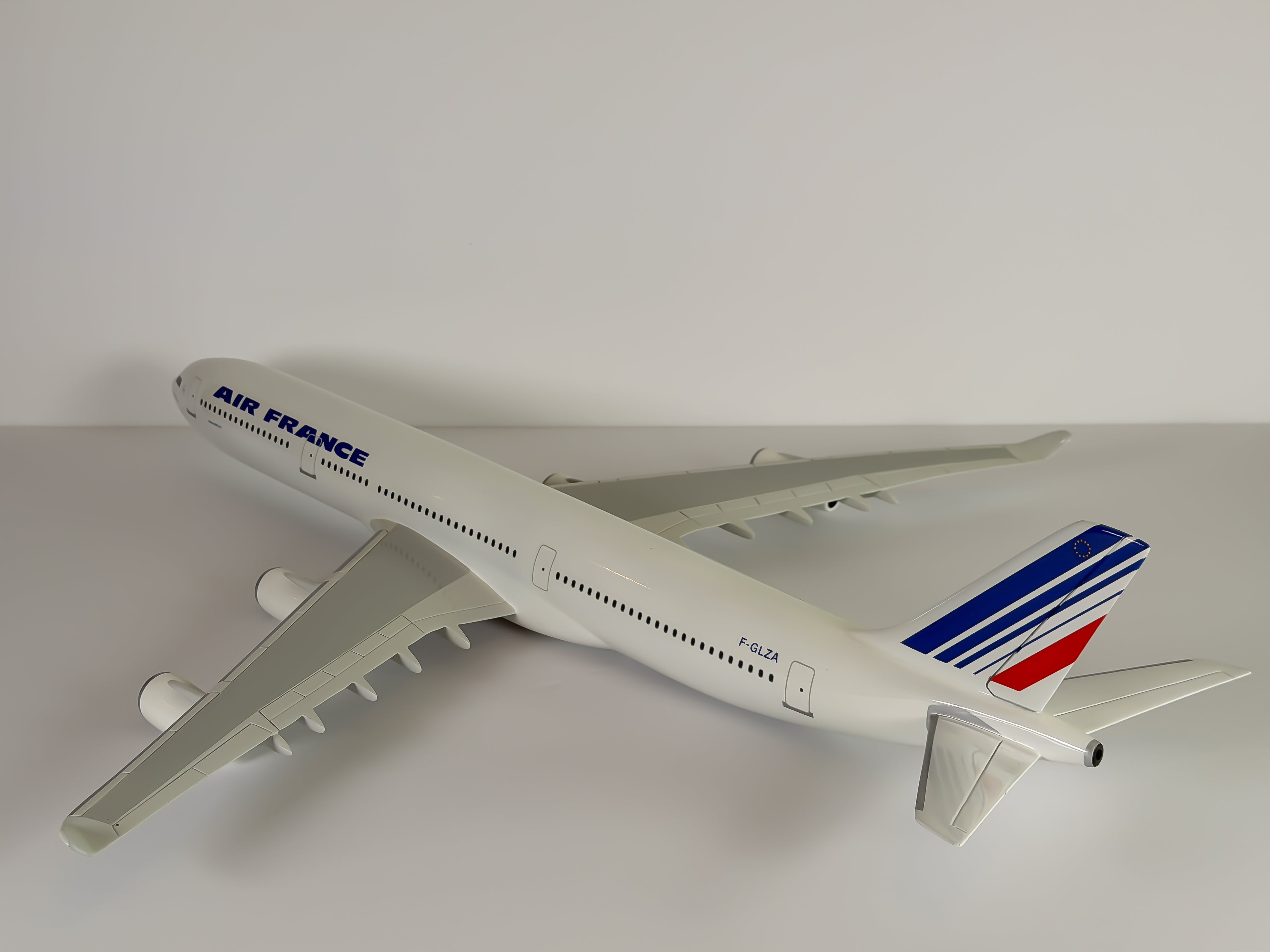 1:100 Air France Airbus A340-300 (F-GLZA) - Barcode | Executive Model