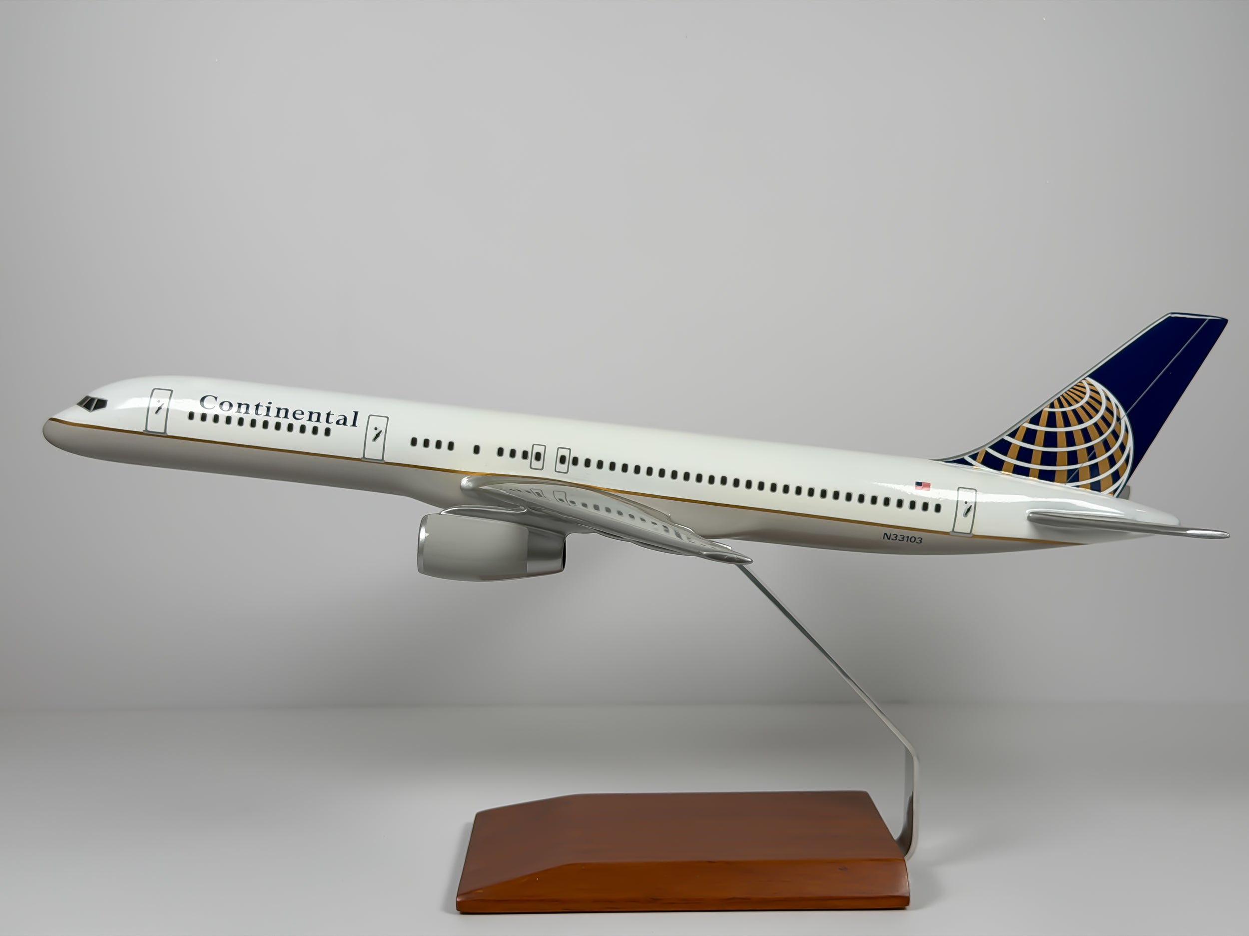 1:100 Continental Airlines Boeing 757-200 (N33103) - Globe | Executive Model