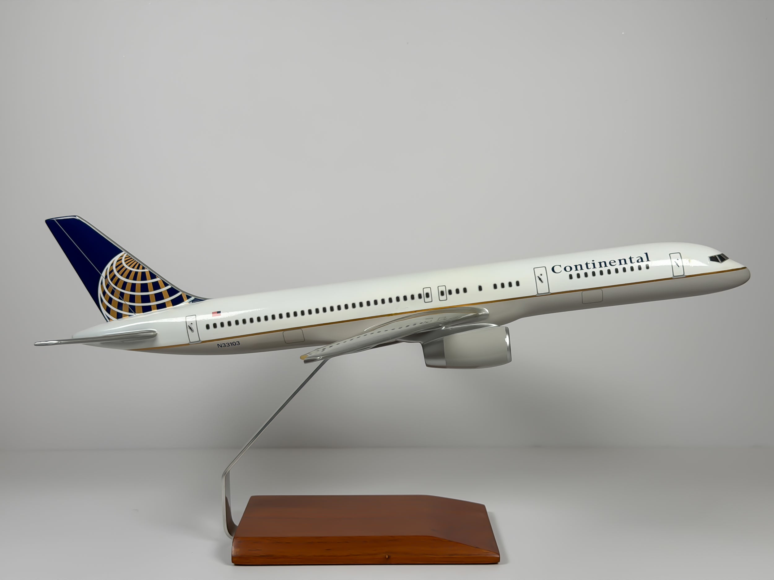 1:100 Continental Airlines Boeing 757-200 (N33103) - Globe | Executive Model