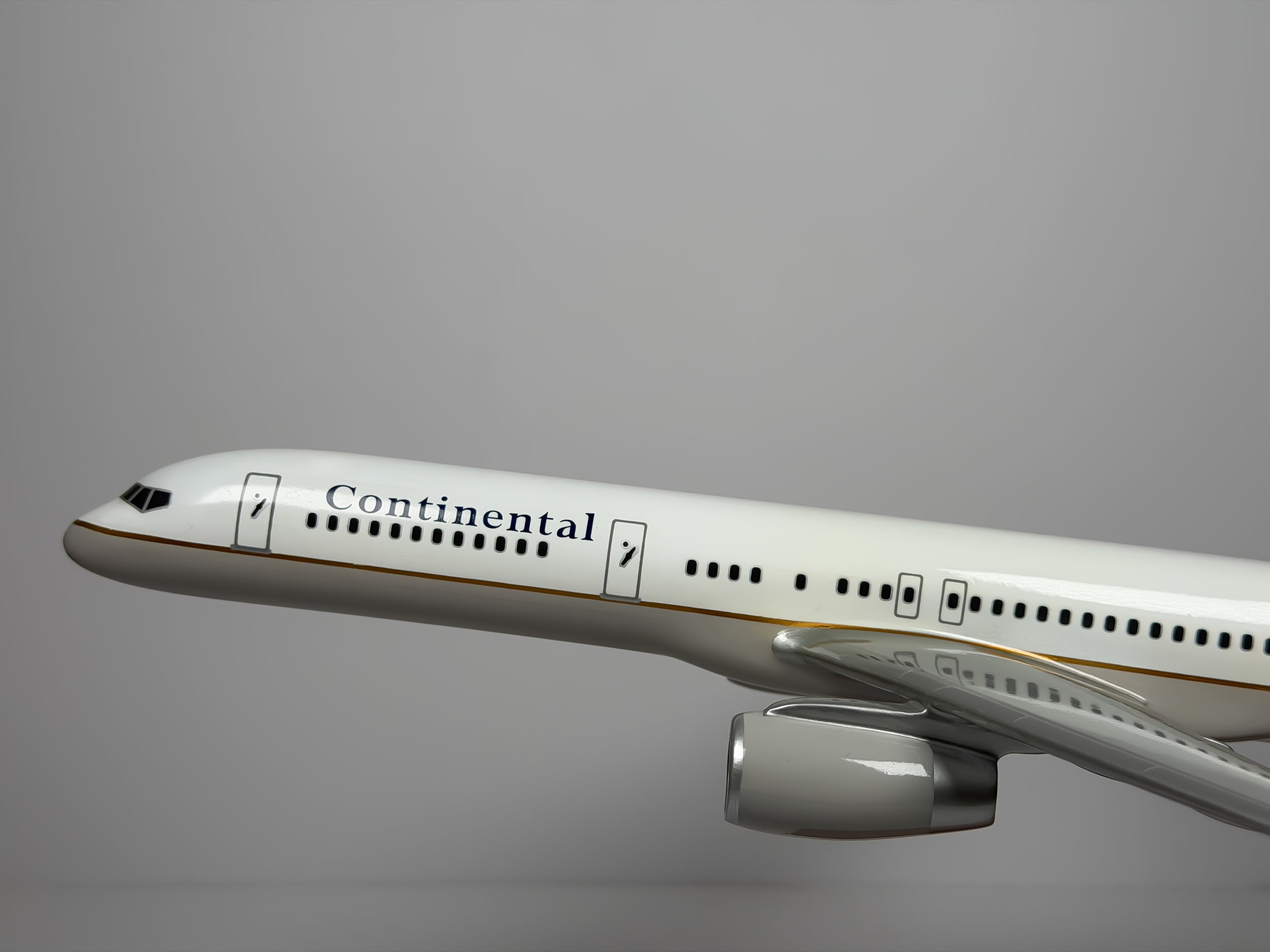 1:100 Continental Airlines Boeing 757-200 (N33103) - Globe | Executive Model