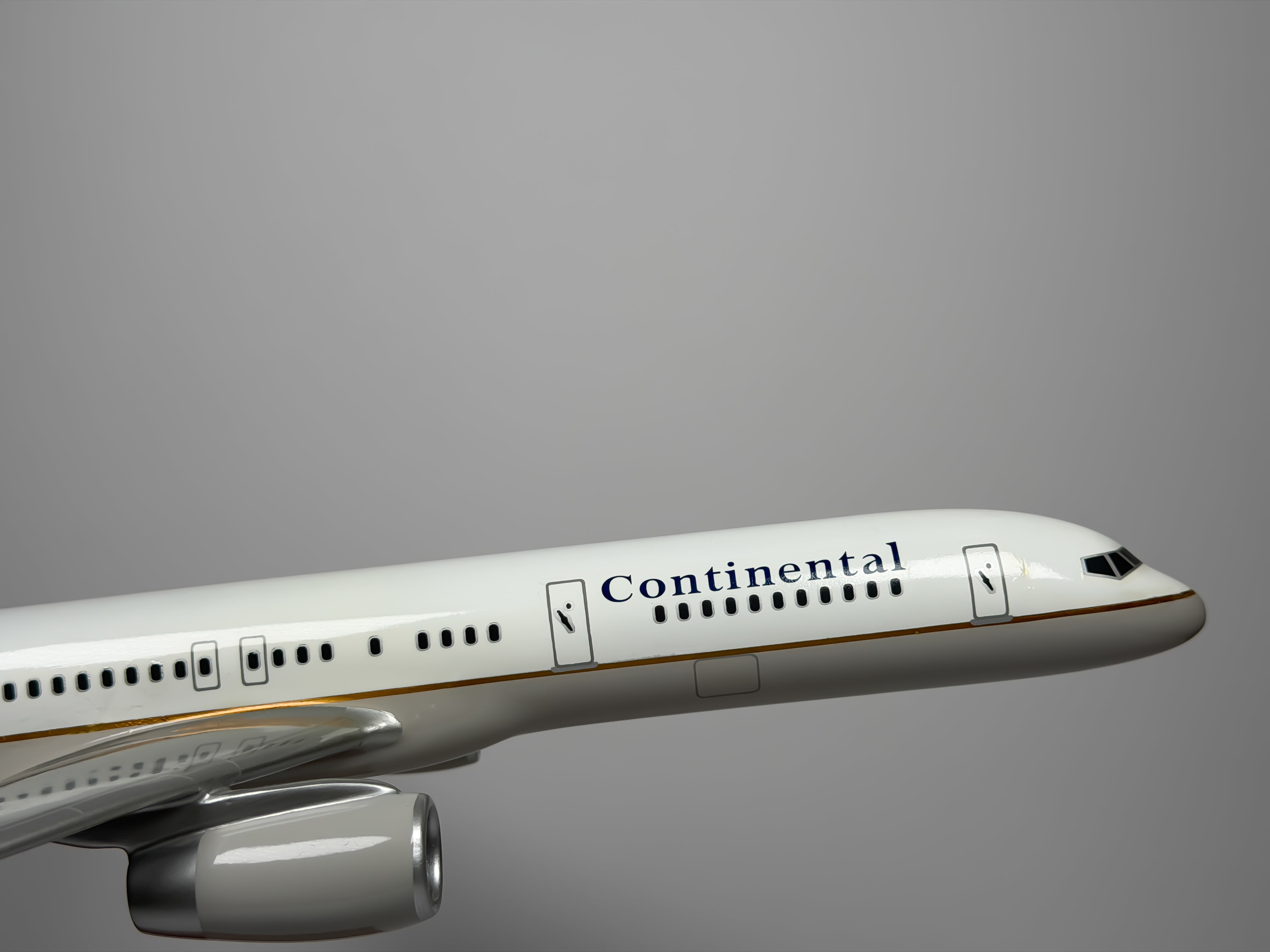 1:100 Continental Airlines Boeing 757-200 (N33103) - Globe | Executive Model