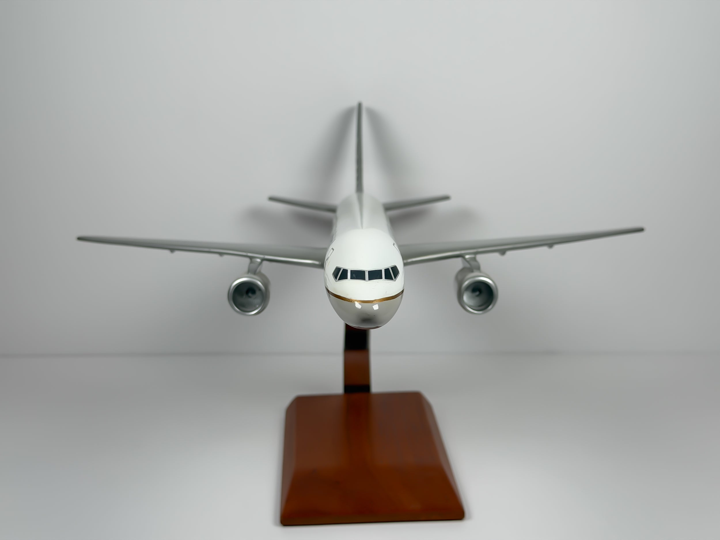 1:100 Continental Airlines Boeing 757-200 (N33103) - Globe | Executive Model