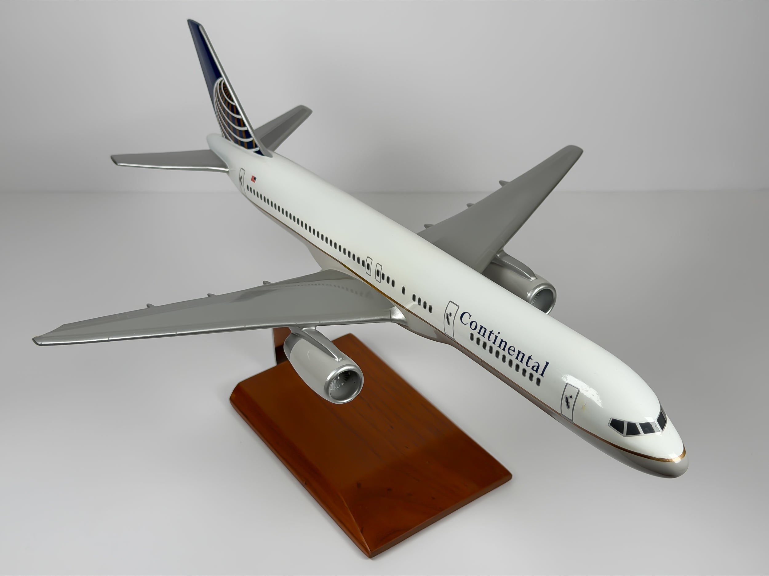 1:100 Continental Airlines Boeing 757-200 (N33103) - Globe | Executive Model
