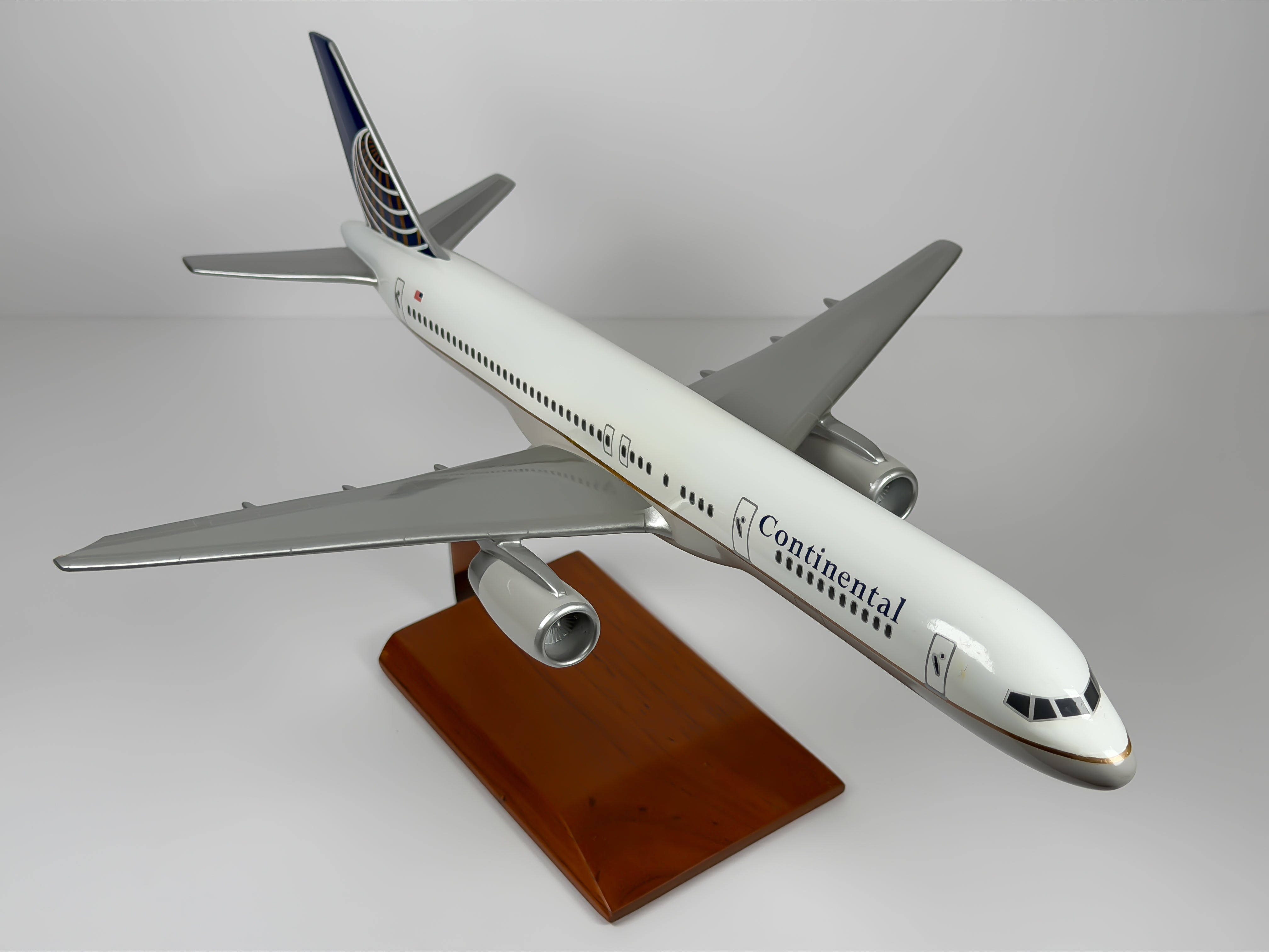 1:100 Continental Airlines Boeing 757-200 (N33103) - Globe | Executive Model