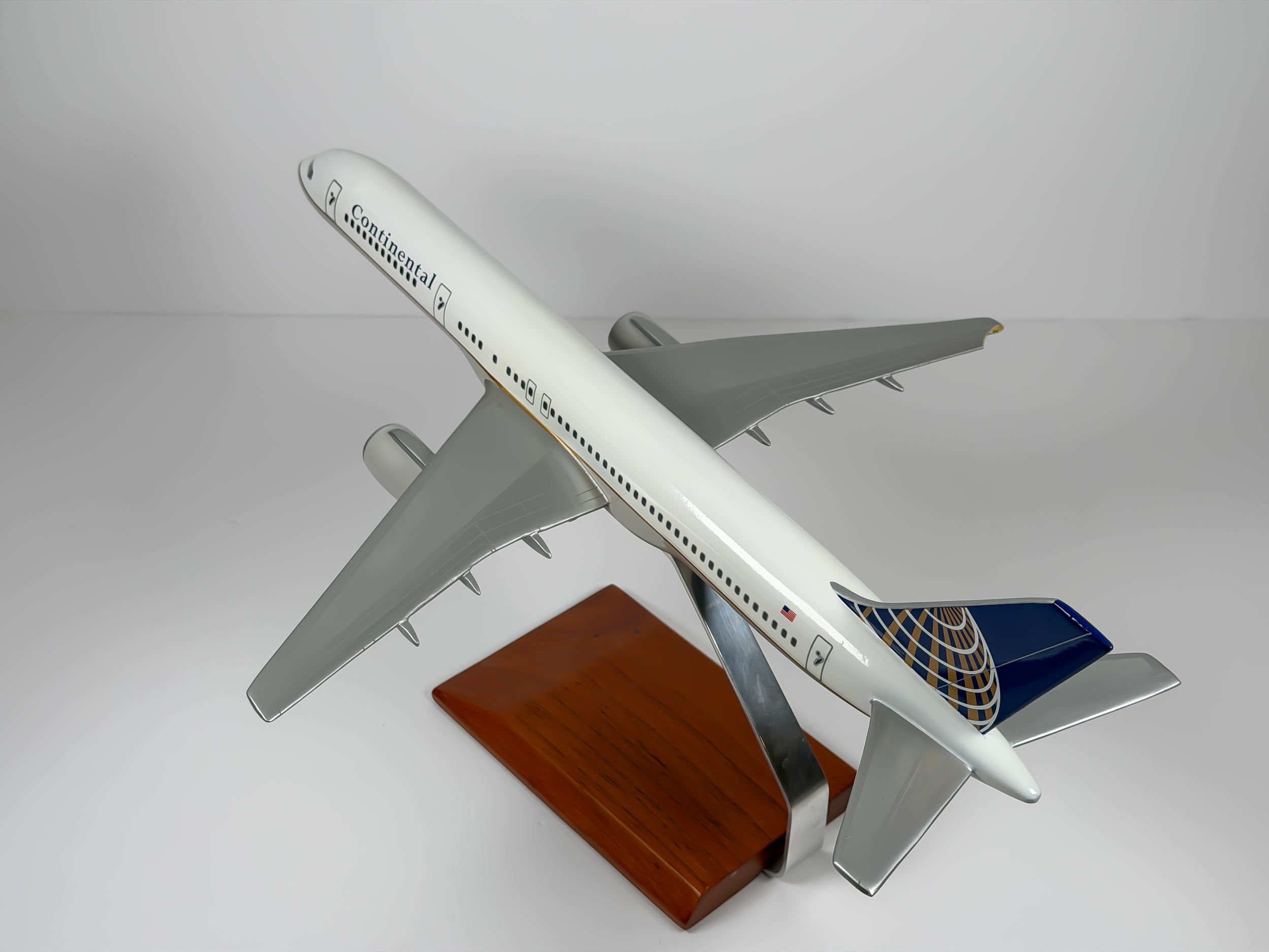 1:100 Continental Airlines Boeing 757-200 (N33103) - Globe | Executive Model