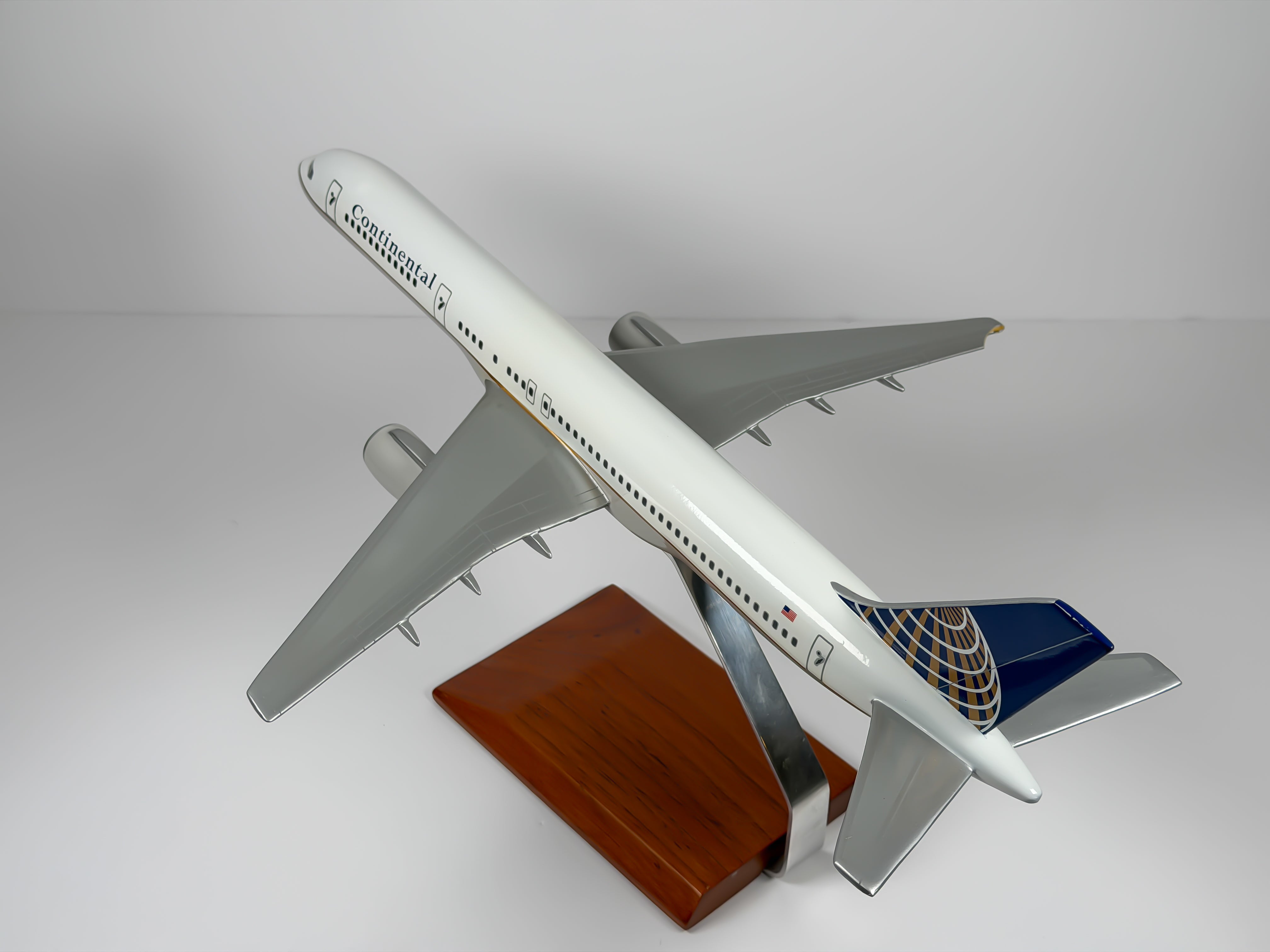 1:100 Continental Airlines Boeing 757-200 (N33103) - Globe | Executive Model