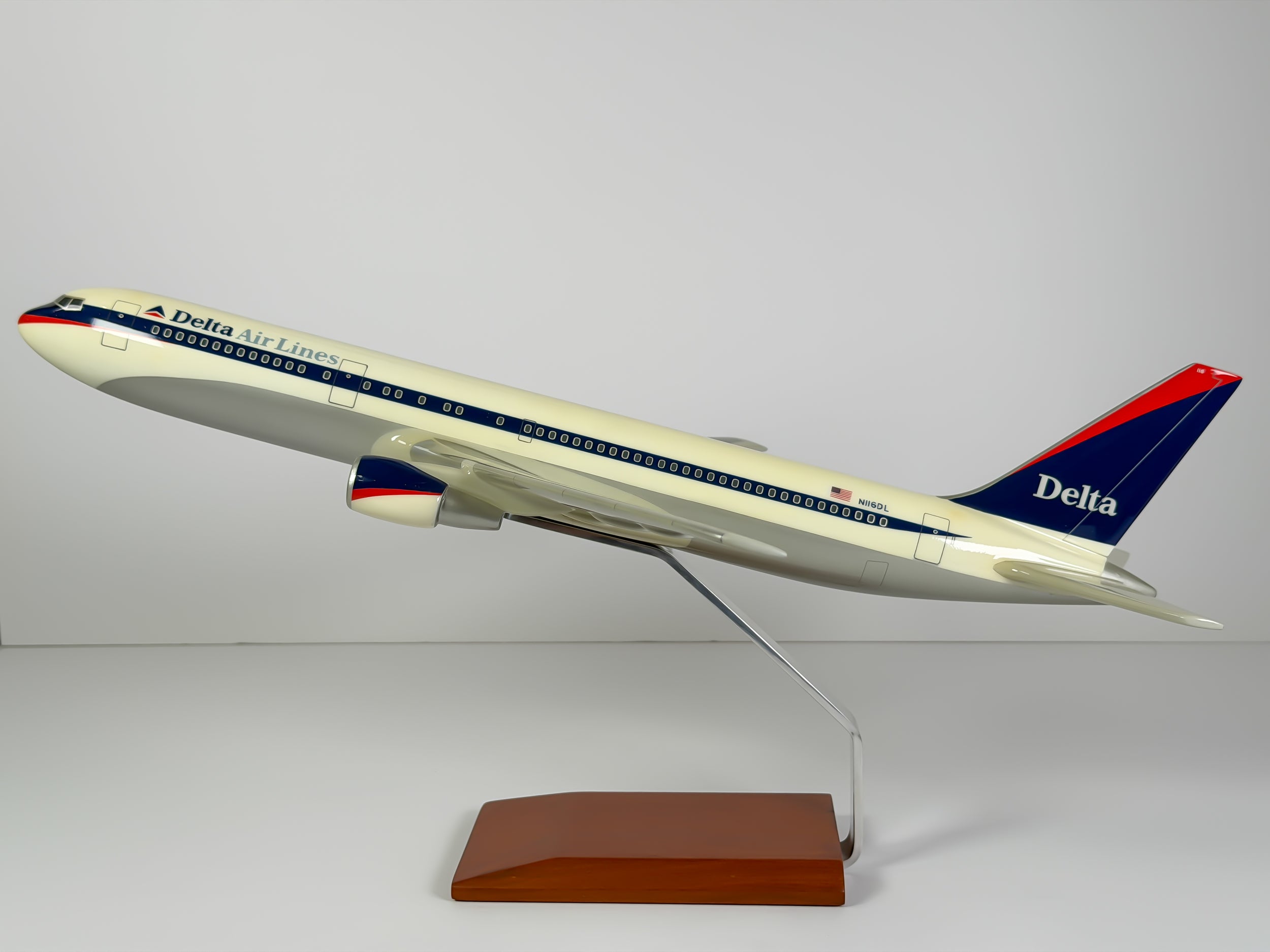 1:100 Delta Air Lines Boeing 767-300 (N116DL) - Interim | Executive Model