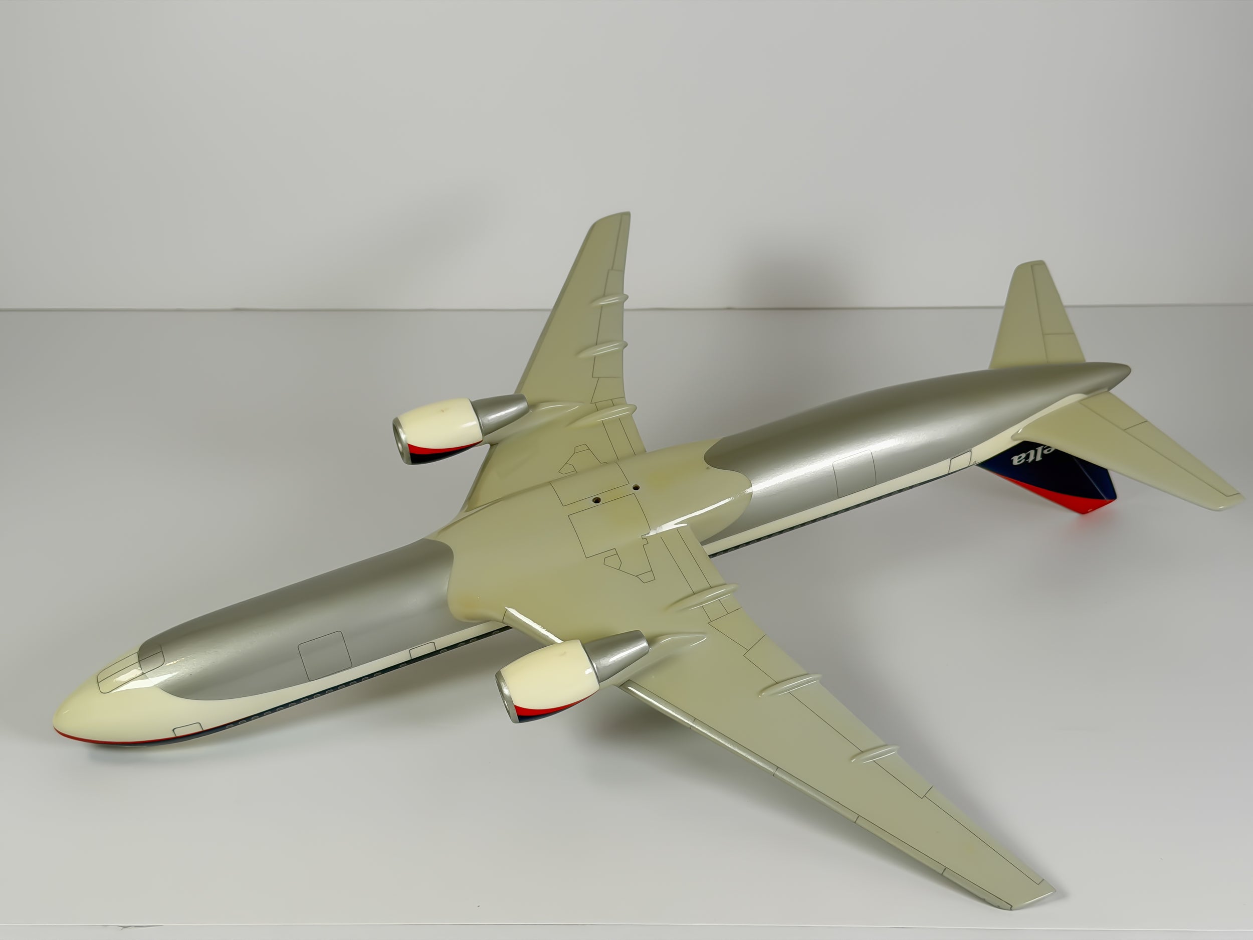1:100 Delta Air Lines Boeing 767-300 (N116DL) - Interim | Executive Model