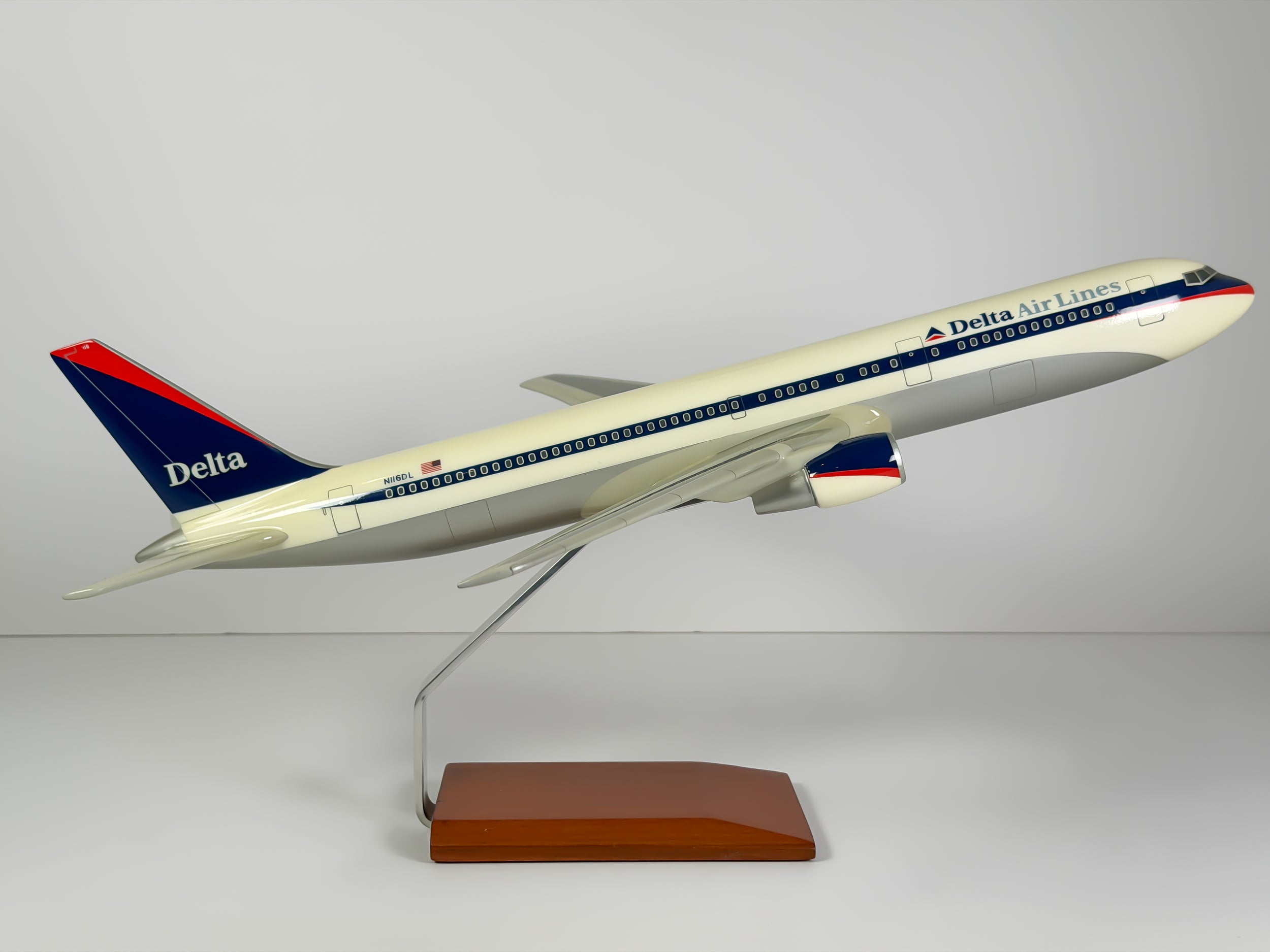 1:100 Delta Air Lines Boeing 767-300 (N116DL) - Interim | Executive Model