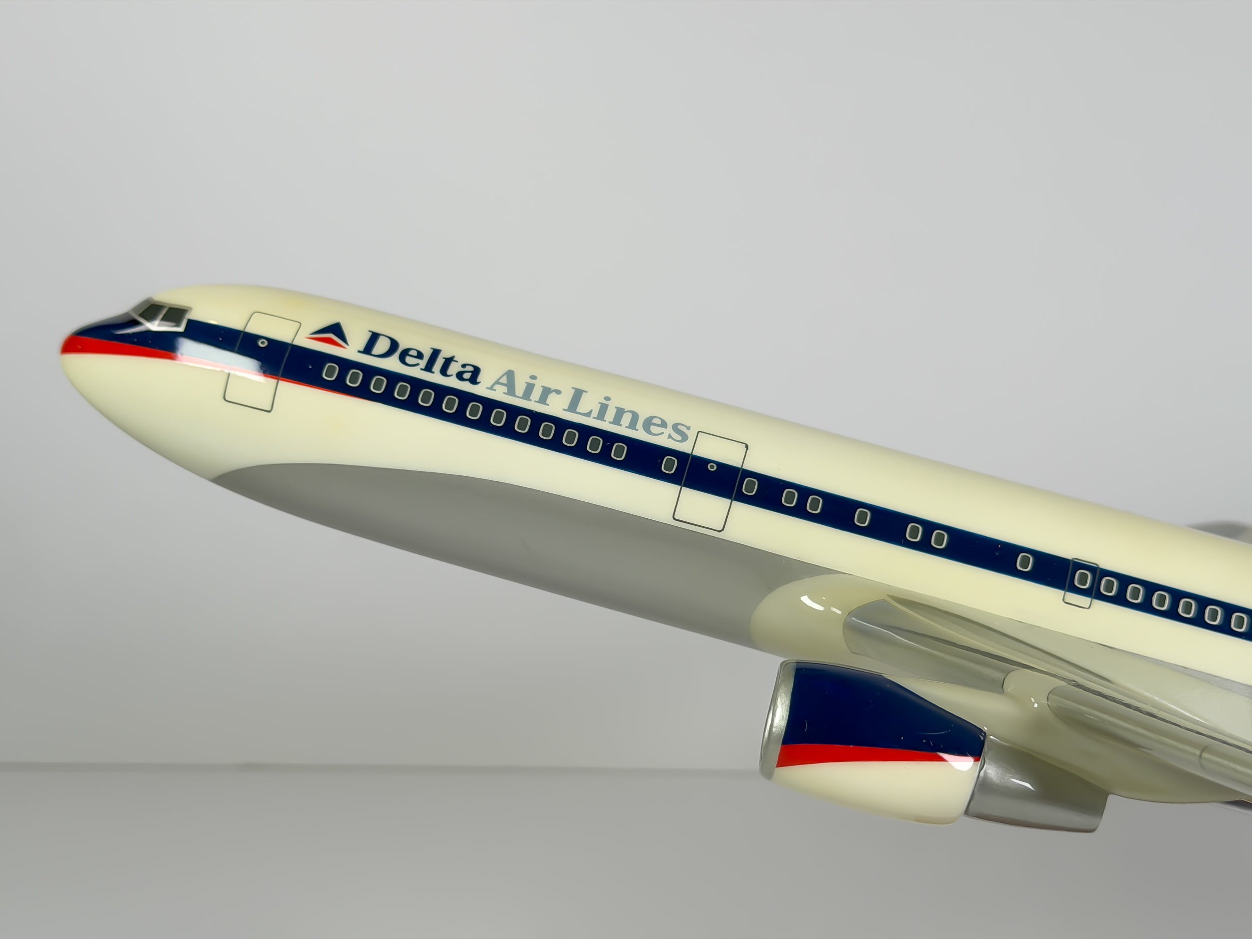1:100 Delta Air Lines Boeing 767-300 (N116DL) - Interim | Executive Model