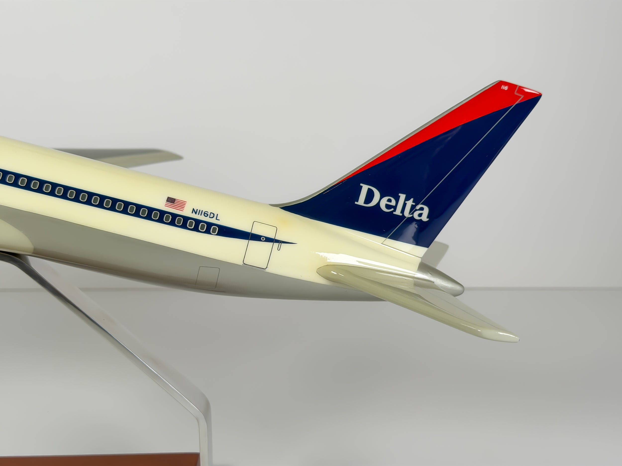 1:100 Delta Air Lines Boeing 767-300 (N116DL) - Interim | Executive Model