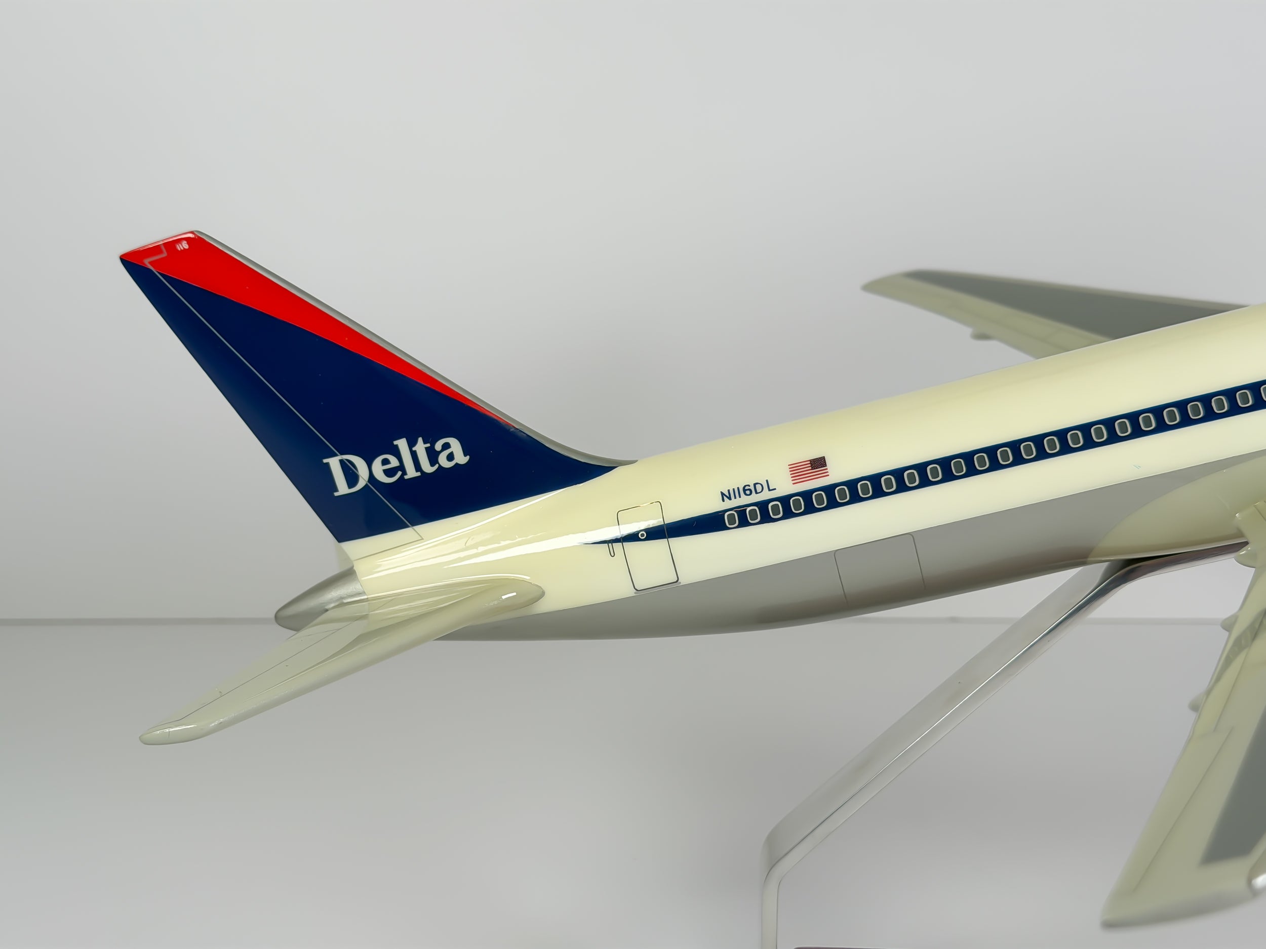 1:100 Delta Air Lines Boeing 767-300 (N116DL) - Interim | Executive Model