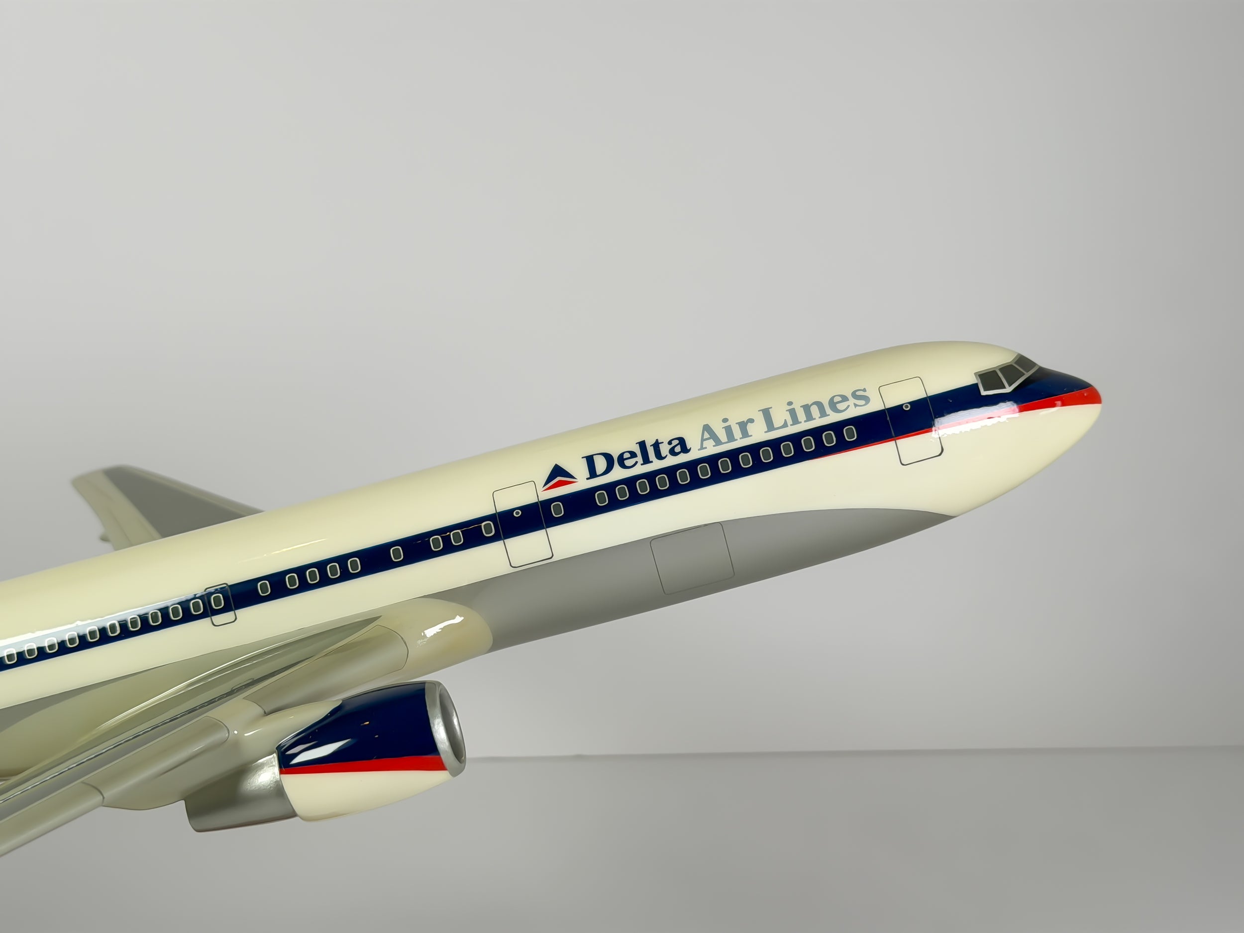 1:100 Delta Air Lines Boeing 767-300 (N116DL) - Interim | Executive Model