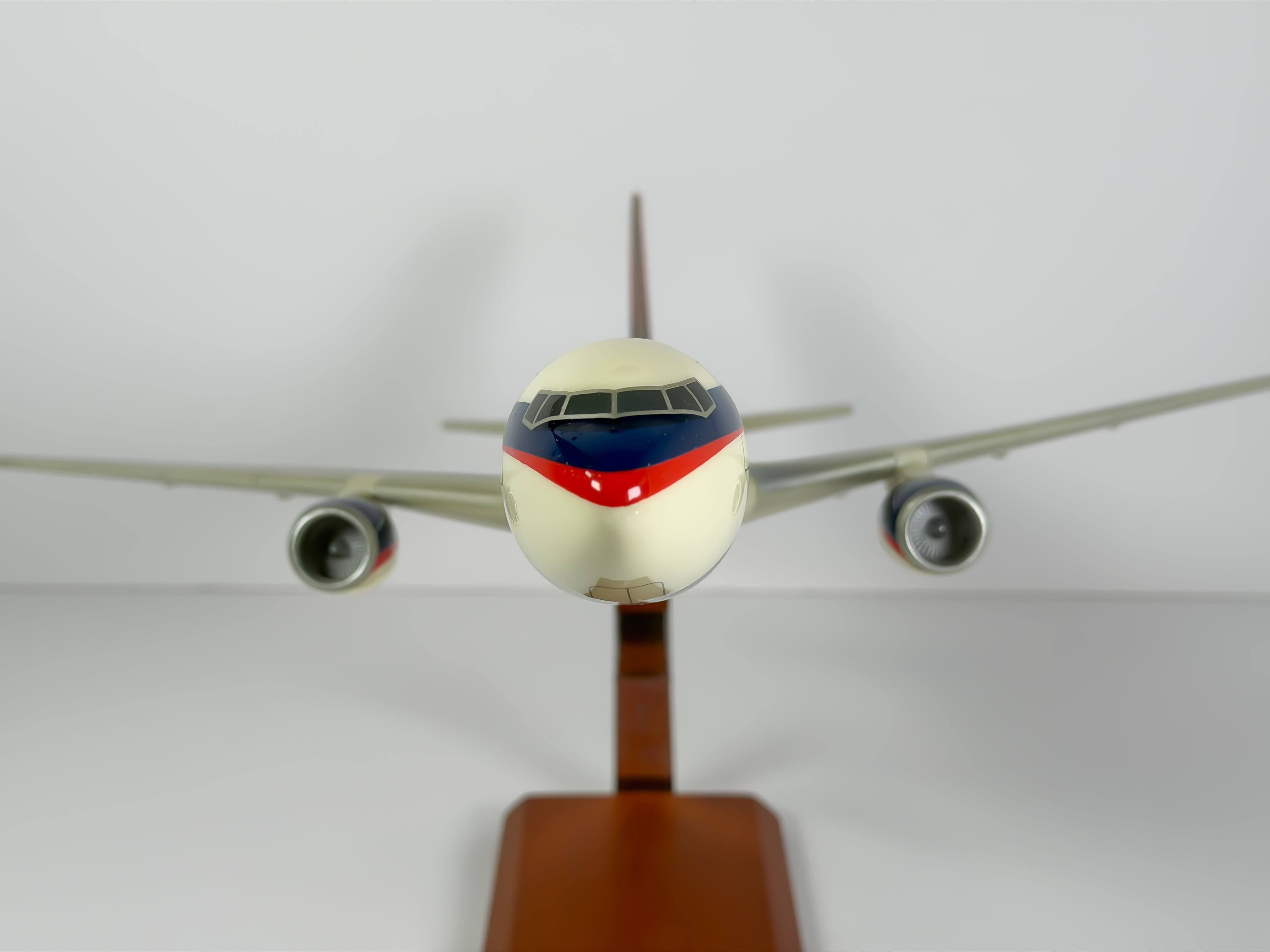 1:100 Delta Air Lines Boeing 767-300 (N116DL) - Interim | Executive Model