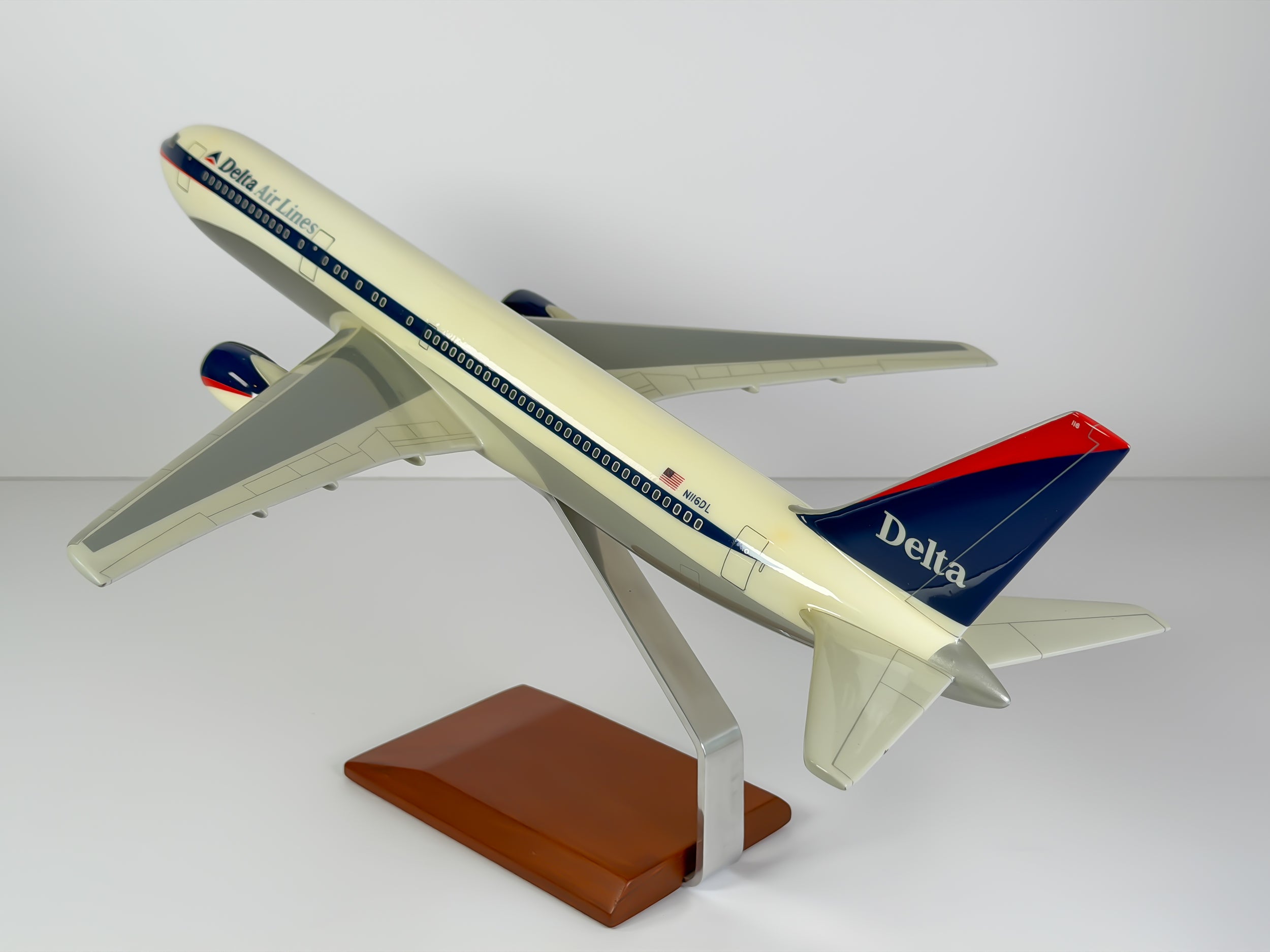 1:100 Delta Air Lines Boeing 767-300 (N116DL) - Interim | Executive Model