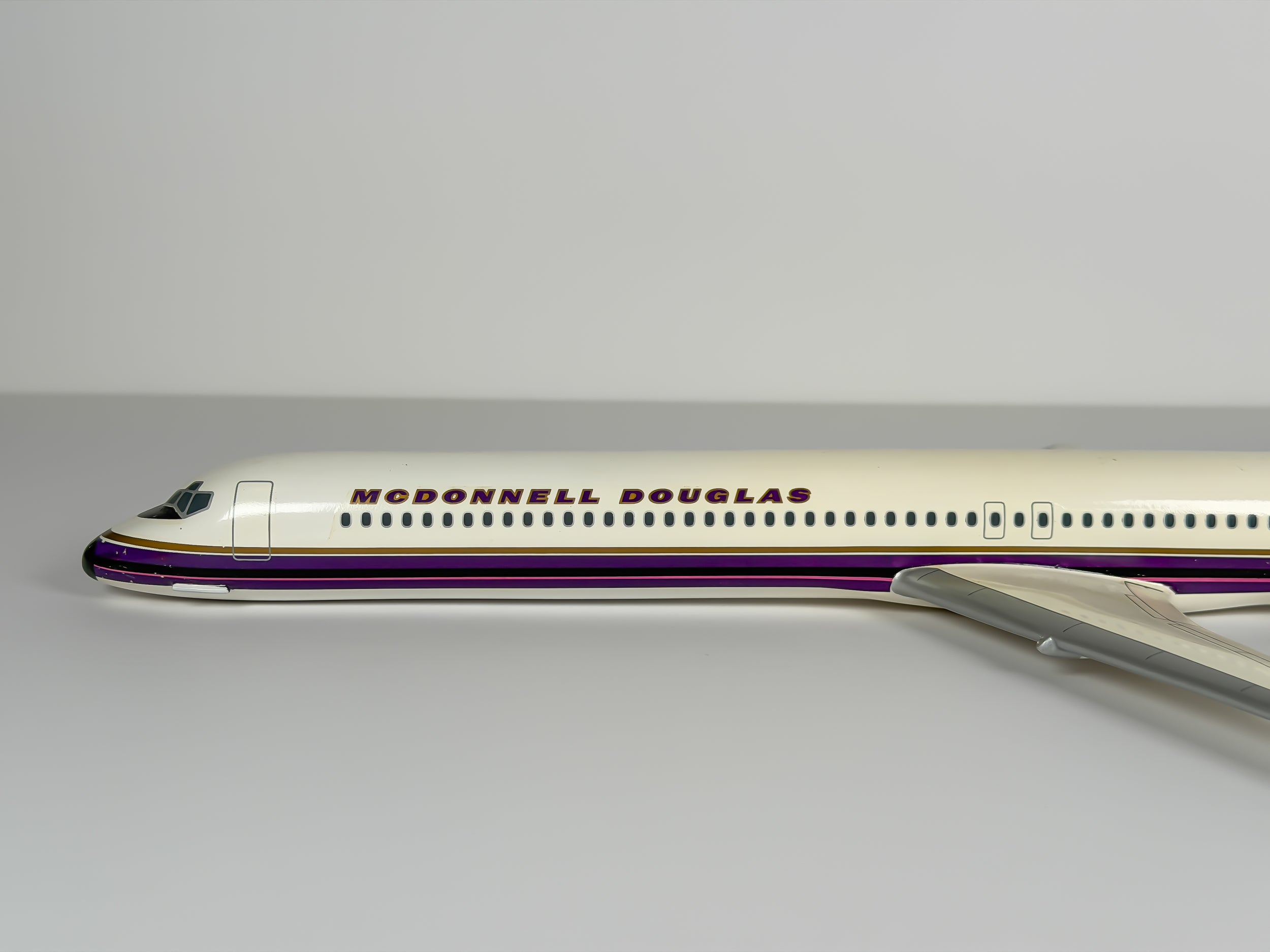 1:100 McDonnell Douglas House McDonnell Douglas MD-80 - Purple Stripes | Executive Model