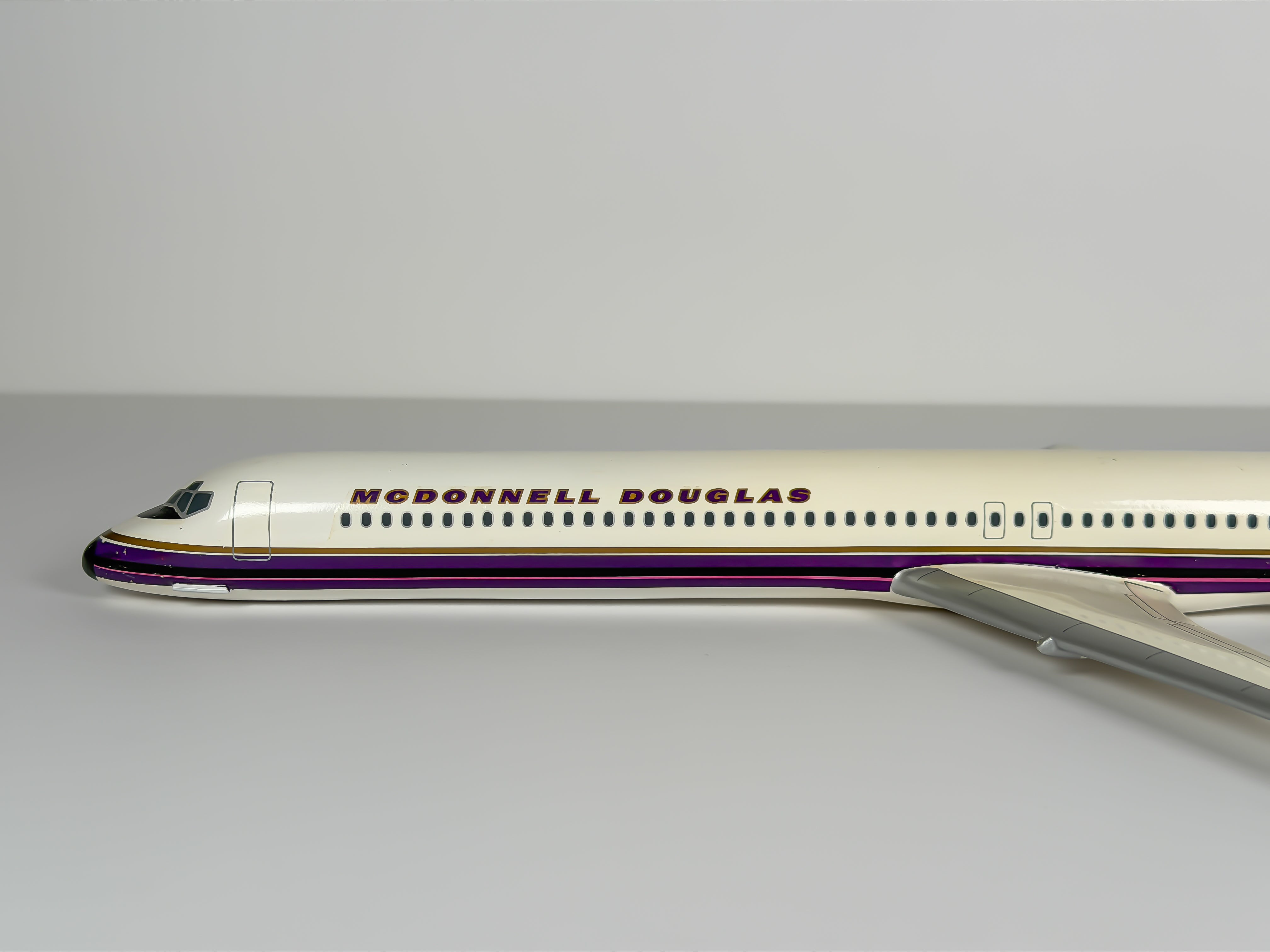 1:100 McDonnell Douglas House McDonnell Douglas MD-80 - Purple Stripes | Executive Model