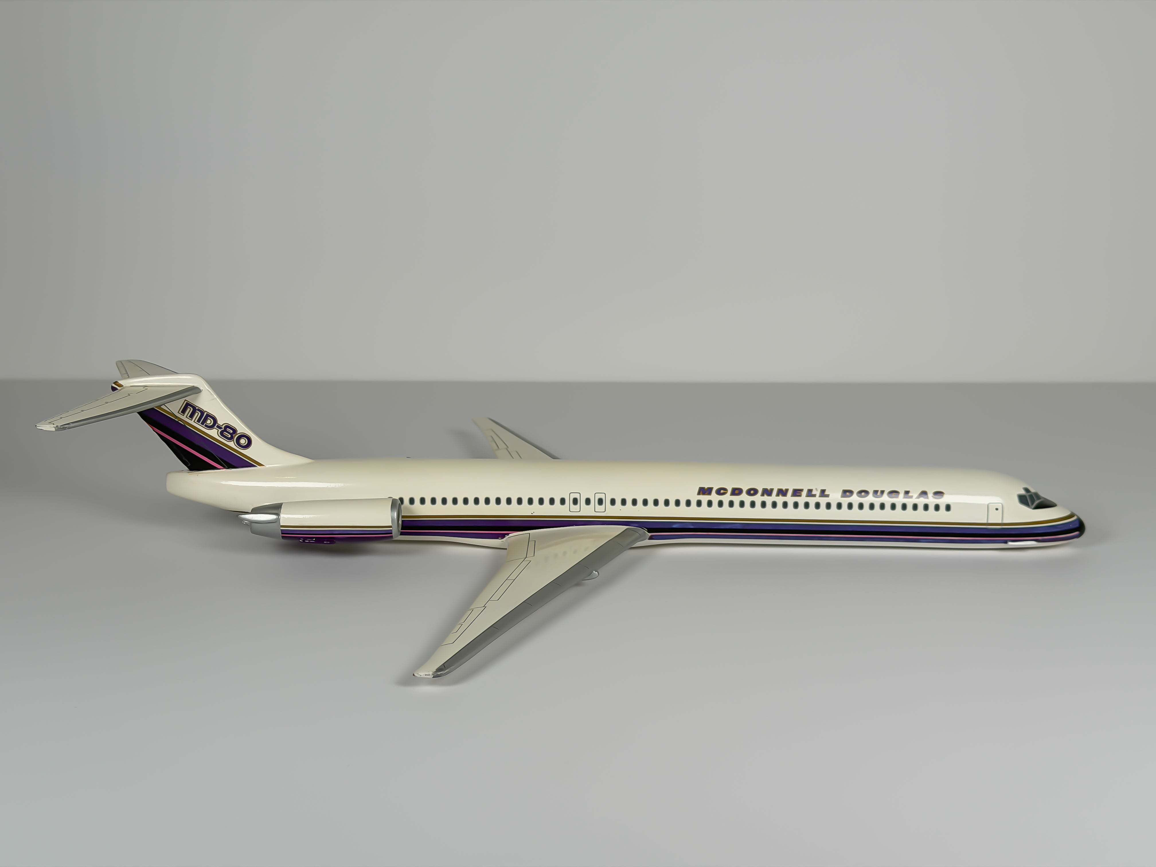1:100 McDonnell Douglas House McDonnell Douglas MD-80 - Purple Stripes | Executive Model