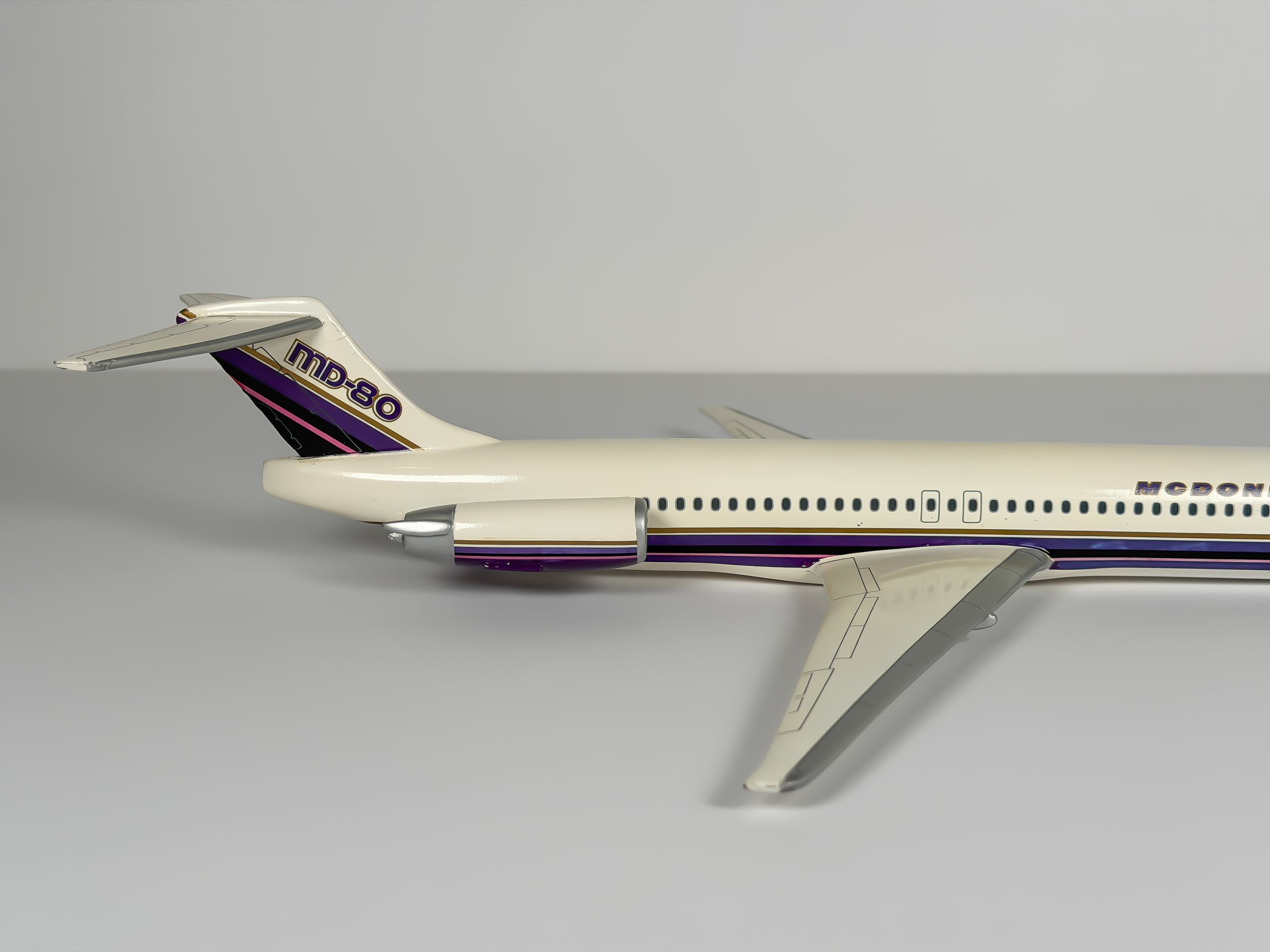 1:100 McDonnell Douglas House McDonnell Douglas MD-80 - Purple Stripes | Executive Model