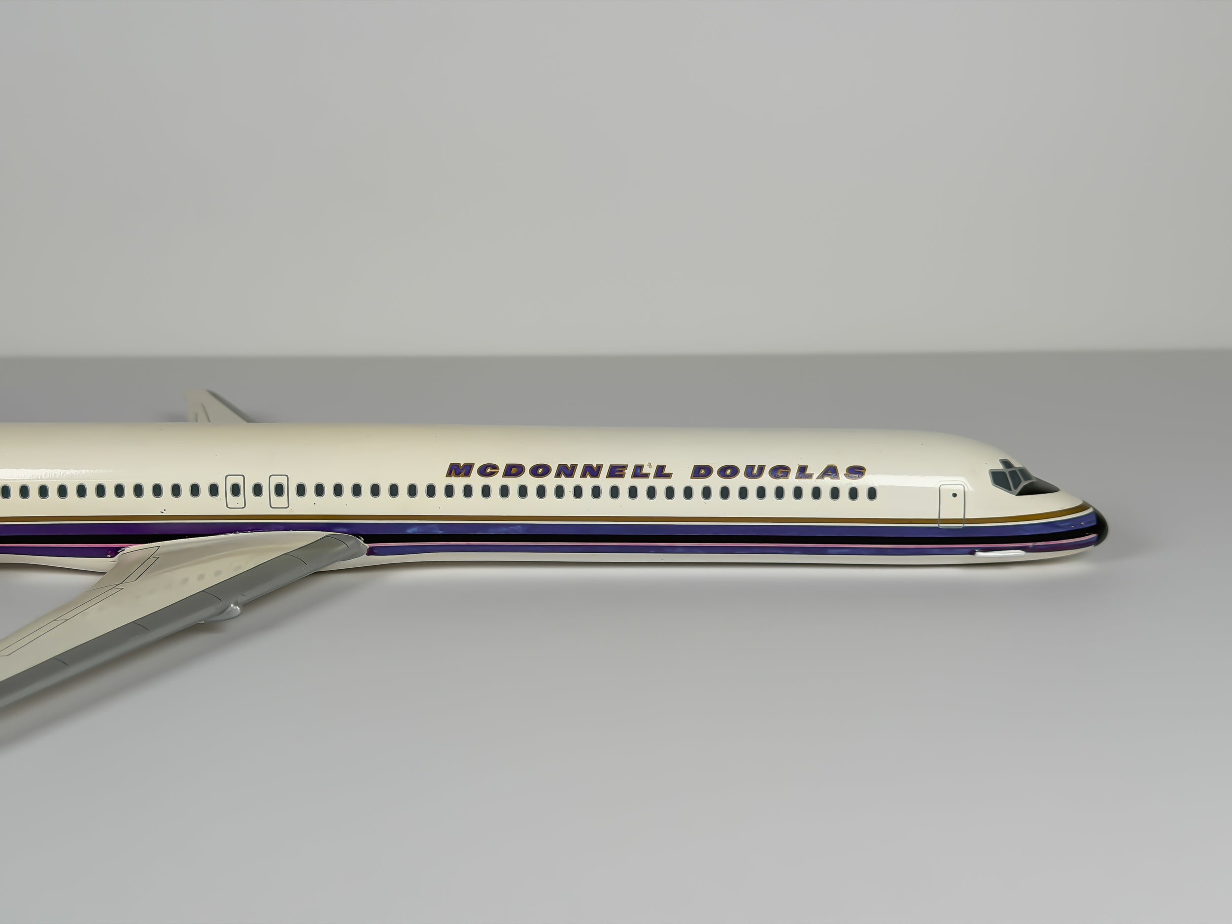 1:100 McDonnell Douglas House McDonnell Douglas MD-80 - Purple Stripes | Executive Model